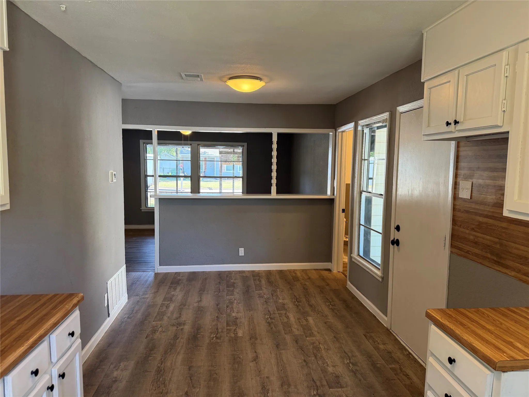 Single Family Residence For Sale in Palo Pinto County , 2111 SE 19th Street, Mineral Wells, Texas 76067, 3 Bedrooms, 2 Bathrooms, Garage spaces, 1,116 Sqft, built in 1951, Price $189,900, mls#21344151, Real Estate Agent in Mineral Wells, Homes For Sale in Palo Pinto county, Homes For Sale in Mineral Wells, Realtor in Mineral Wells Texas, Real Estate Brokerage Independent Realty Texas, Luminita Cordes Realtor