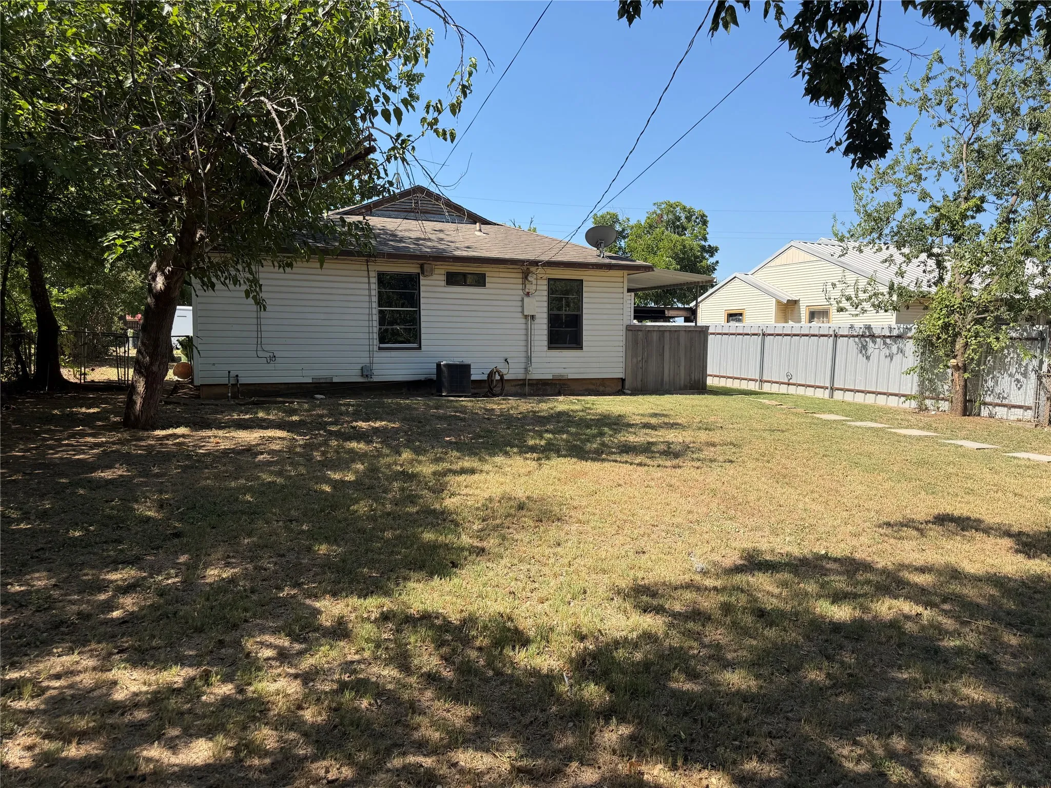 Single Family Residence For Sale in Palo Pinto County , 2111 SE 19th Street, Mineral Wells, Texas 76067, 3 Bedrooms, 2 Bathrooms, Garage spaces, 1,116 Sqft, built in 1951, Price $189,900, mls#21344151, Real Estate Agent in Mineral Wells, Homes For Sale in Palo Pinto county, Homes For Sale in Mineral Wells, Realtor in Mineral Wells Texas, Real Estate Brokerage Independent Realty Texas, Luminita Cordes Realtor