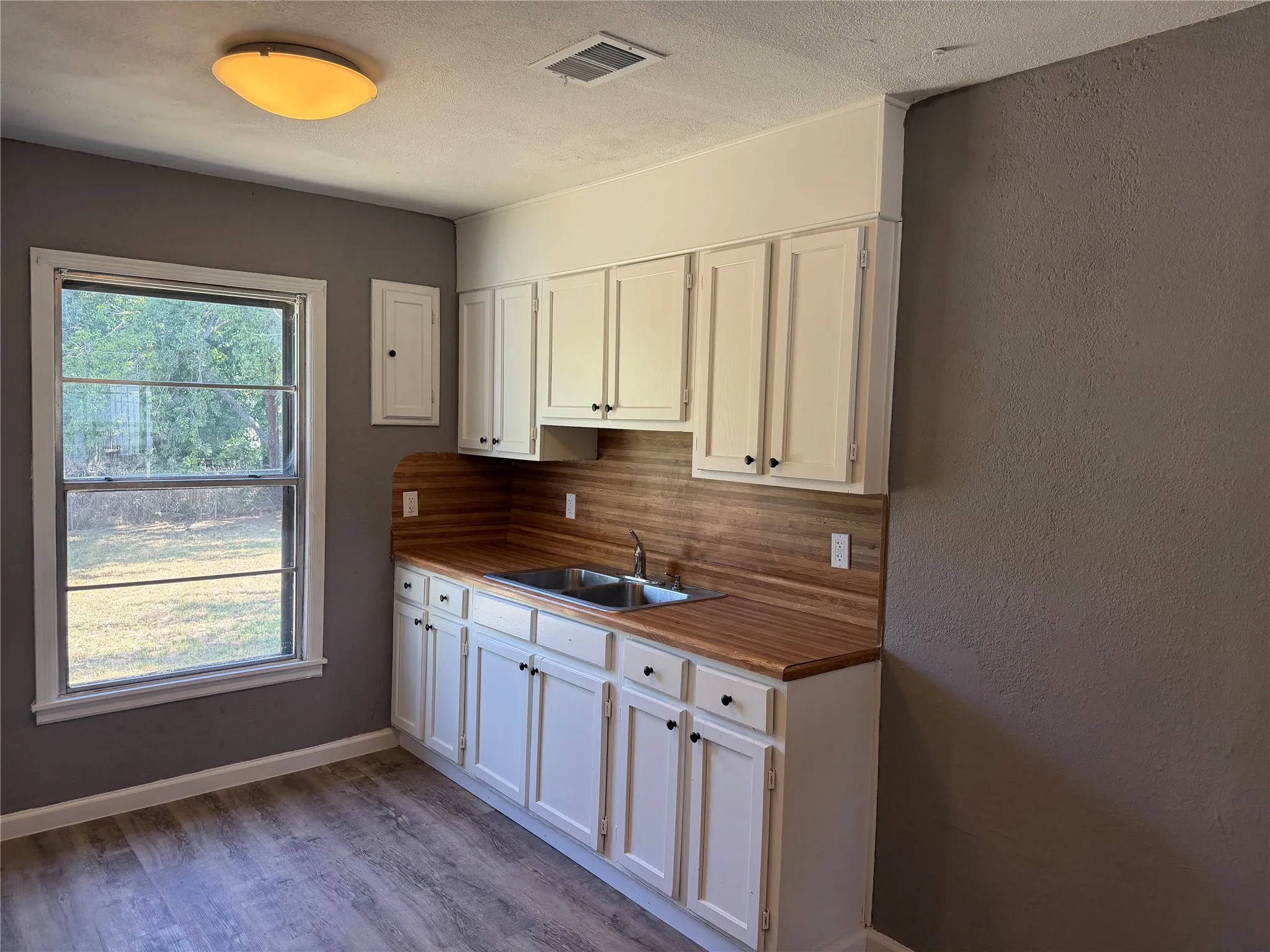 Single Family Residence For Sale in Palo Pinto County , 2111 SE 19th Street, Mineral Wells, Texas 76067, 3 Bedrooms, 2 Bathrooms, Garage spaces, 1,116 Sqft, built in 1951, Price $189,900, mls#21344151, Real Estate Agent in Mineral Wells, Homes For Sale in Palo Pinto county, Homes For Sale in Mineral Wells, Realtor in Mineral Wells Texas, Real Estate Brokerage Independent Realty Texas, Luminita Cordes Realtor