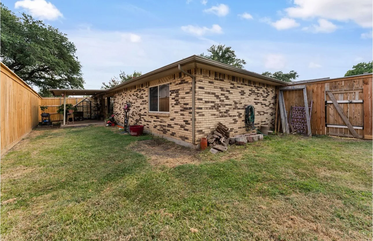 Single Family Residence For Sale in Dallas County , 3321 Edgecliff Drive, Garland, Texas 75043, 3 Bedroom, 2 Bathroom, 2 Garage spaces, 1,631 Sqft, built in 1976, mls#21344216, Real Estate Agent in Garland, Homes For Sale in Dallas county, Homes For Sale in Garland, Realtor in Garland Texas, Real Estate Brokerage Independent Realty Texas, Luminita Cordes Realtor
