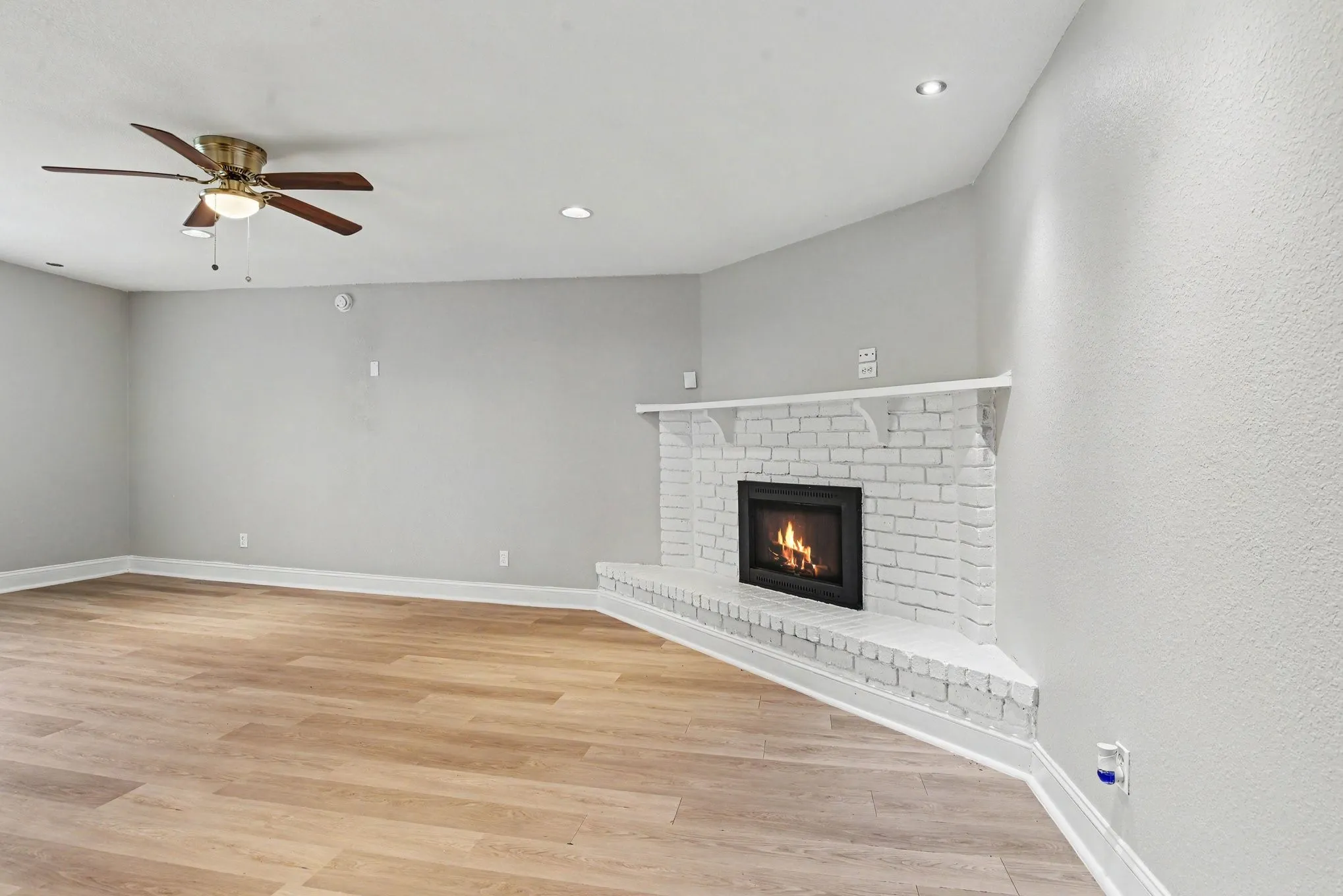 Single Family Residence For Sale in Dallas County , 224 Rockcrest Drive, Mesquite, Texas 75150, 3 Bedroom, 2 Bathroom, 2 Garage spaces, 1,344 Sqft, built in 1979, mls#21343235, Real Estate Agent in Mesquite, Homes For Sale in Dallas county, Homes For Sale in Mesquite, Realtor in Mesquite Texas, Real Estate Brokerage Independent Realty Texas, Luminita Cordes Realtor