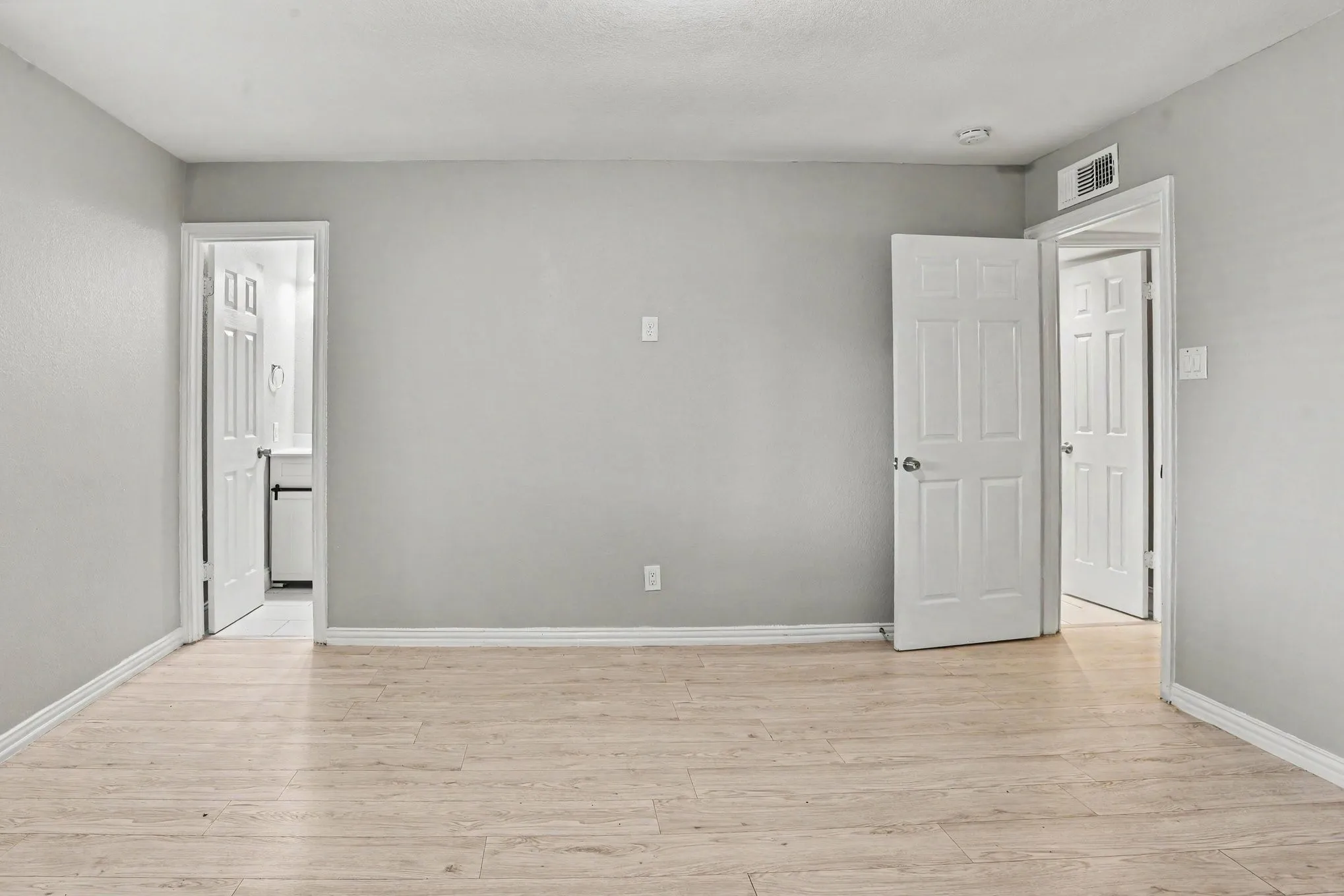 Single Family Residence For Sale in Dallas County , 224 Rockcrest Drive, Mesquite, Texas 75150, 3 Bedroom, 2 Bathroom, 2 Garage spaces, 1,344 Sqft, built in 1979, mls#21343235, Real Estate Agent in Mesquite, Homes For Sale in Dallas county, Homes For Sale in Mesquite, Realtor in Mesquite Texas, Real Estate Brokerage Independent Realty Texas, Luminita Cordes Realtor