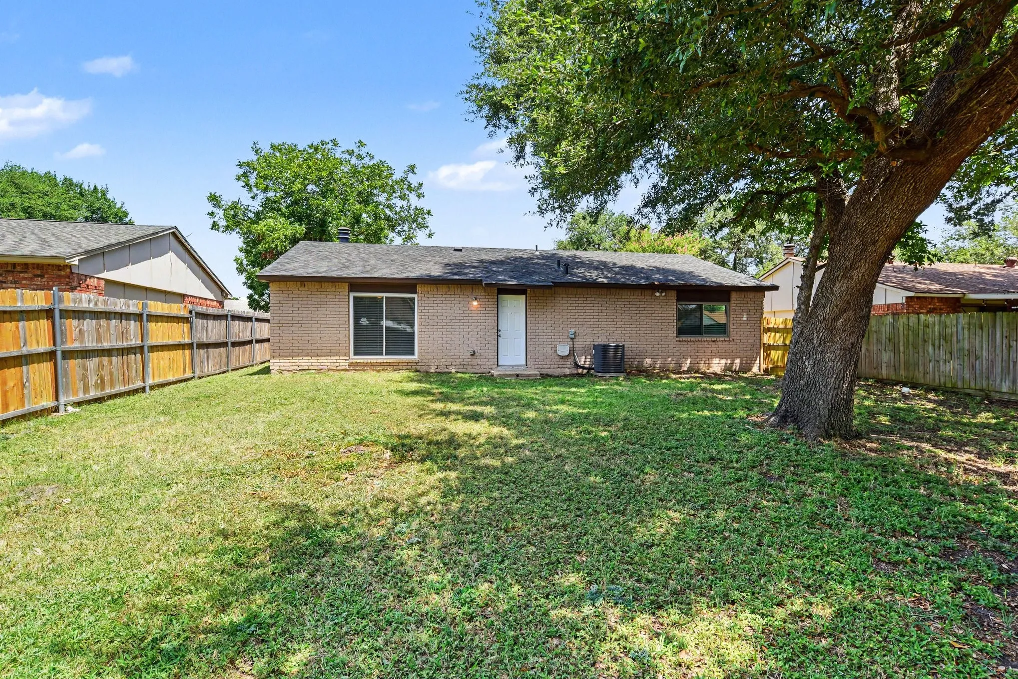 Single Family Residence For Sale in Dallas County , 224 Rockcrest Drive, Mesquite, Texas 75150, 3 Bedroom, 2 Bathroom, 2 Garage spaces, 1,344 Sqft, built in 1979, mls#21343235, Real Estate Agent in Mesquite, Homes For Sale in Dallas county, Homes For Sale in Mesquite, Realtor in Mesquite Texas, Real Estate Brokerage Independent Realty Texas, Luminita Cordes Realtor