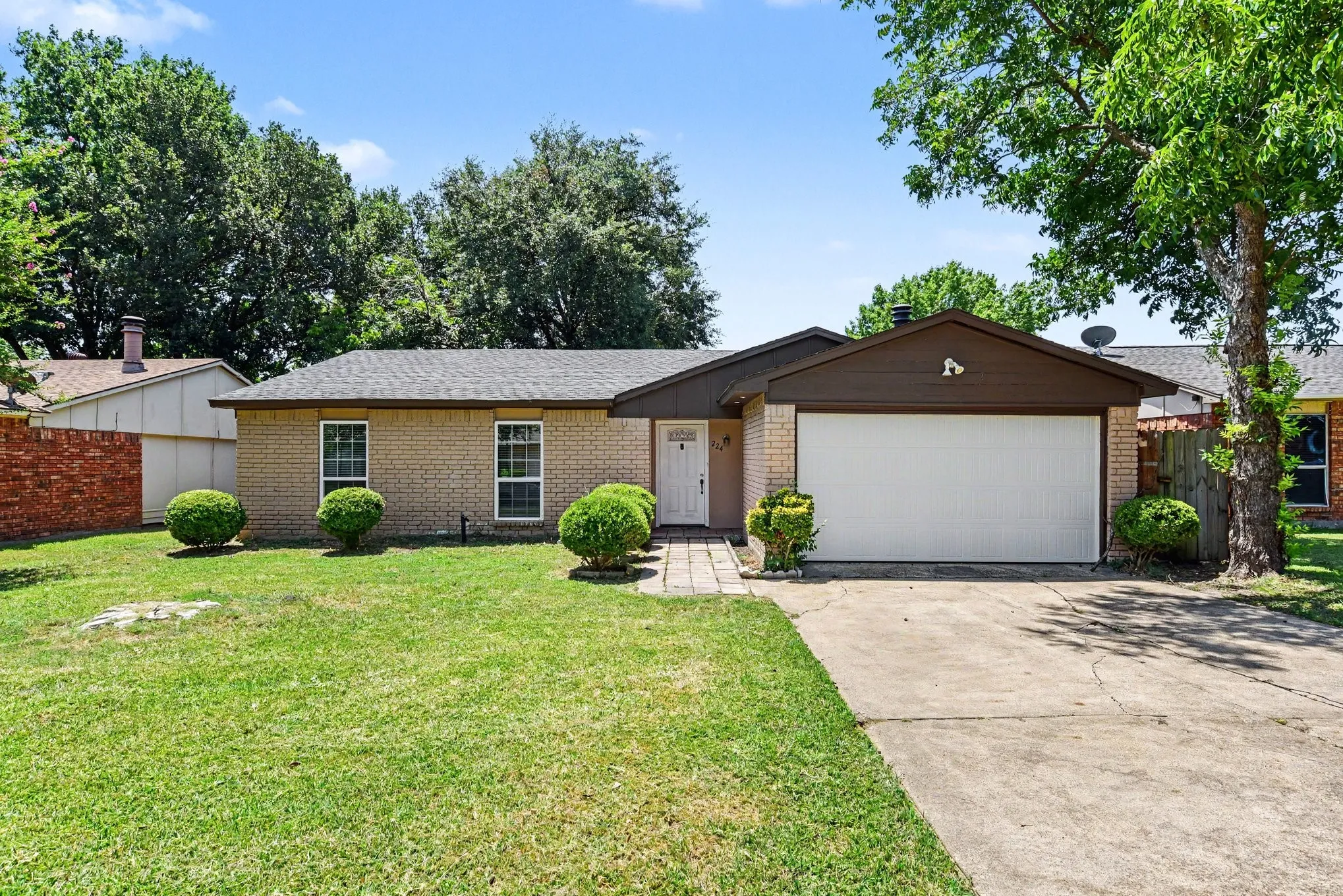 Single Family Residence For Sale in Dallas County , 224 Rockcrest Drive, Mesquite, Texas 75150, 3 Bedroom, 2 Bathroom, 2 Garage spaces, 1,344 Sqft, built in 1979, mls#21343235, Real Estate Agent in Mesquite, Homes For Sale in Dallas county, Homes For Sale in Mesquite, Realtor in Mesquite Texas, Real Estate Brokerage Independent Realty Texas, Luminita Cordes Realtor