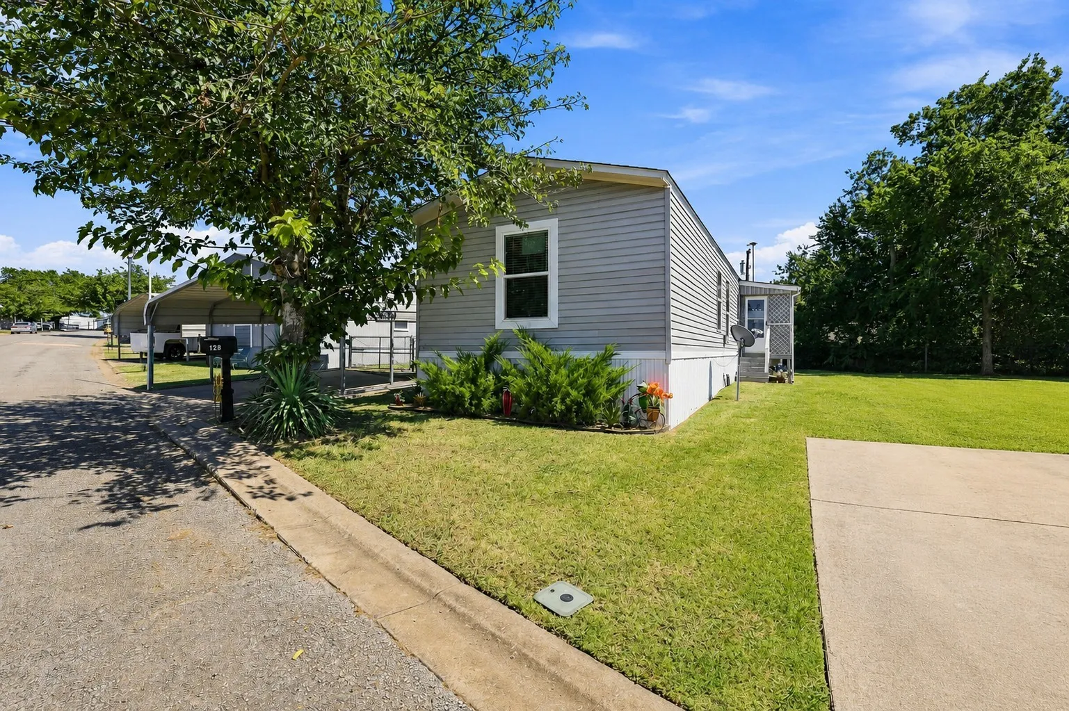 Manufactured Home For Sale in Grayson County , 128 Valerie Lane, Sherman, Texas 75092, 3 Bedroom, 2 Bathroom, Garage spaces, 1,216 Sqft, built in 2018, mls#21343112, Real Estate Agent in Sherman, Homes For Sale in Grayson county, Homes For Sale in Sherman, Realtor in Sherman Texas, Real Estate Brokerage Independent Realty Texas, Luminita Cordes Realtor