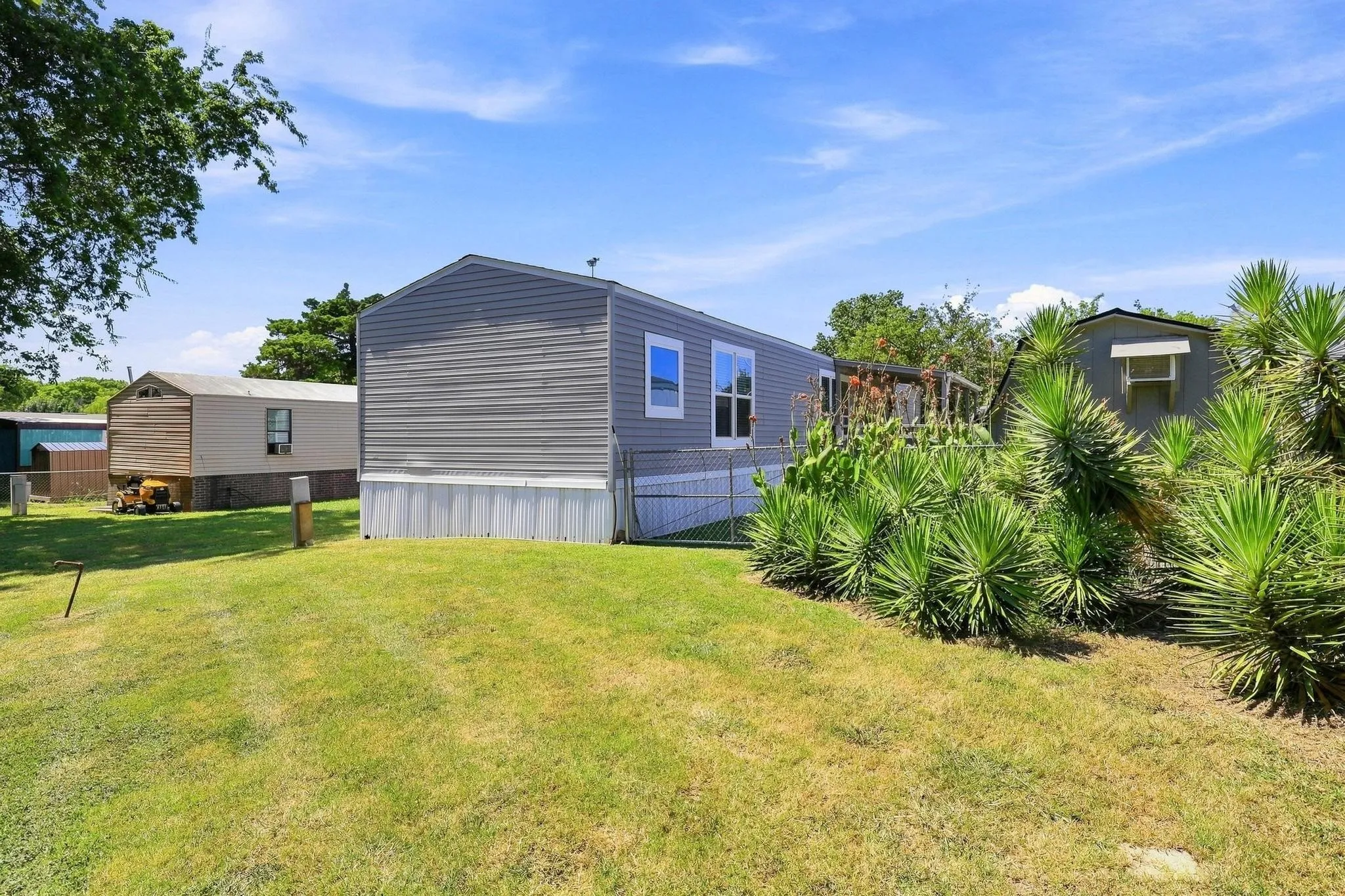 Manufactured Home For Sale in Grayson County , 128 Valerie Lane, Sherman, Texas 75092, 3 Bedroom, 2 Bathroom, Garage spaces, 1,216 Sqft, built in 2018, mls#21343112, Real Estate Agent in Sherman, Homes For Sale in Grayson county, Homes For Sale in Sherman, Realtor in Sherman Texas, Real Estate Brokerage Independent Realty Texas, Luminita Cordes Realtor