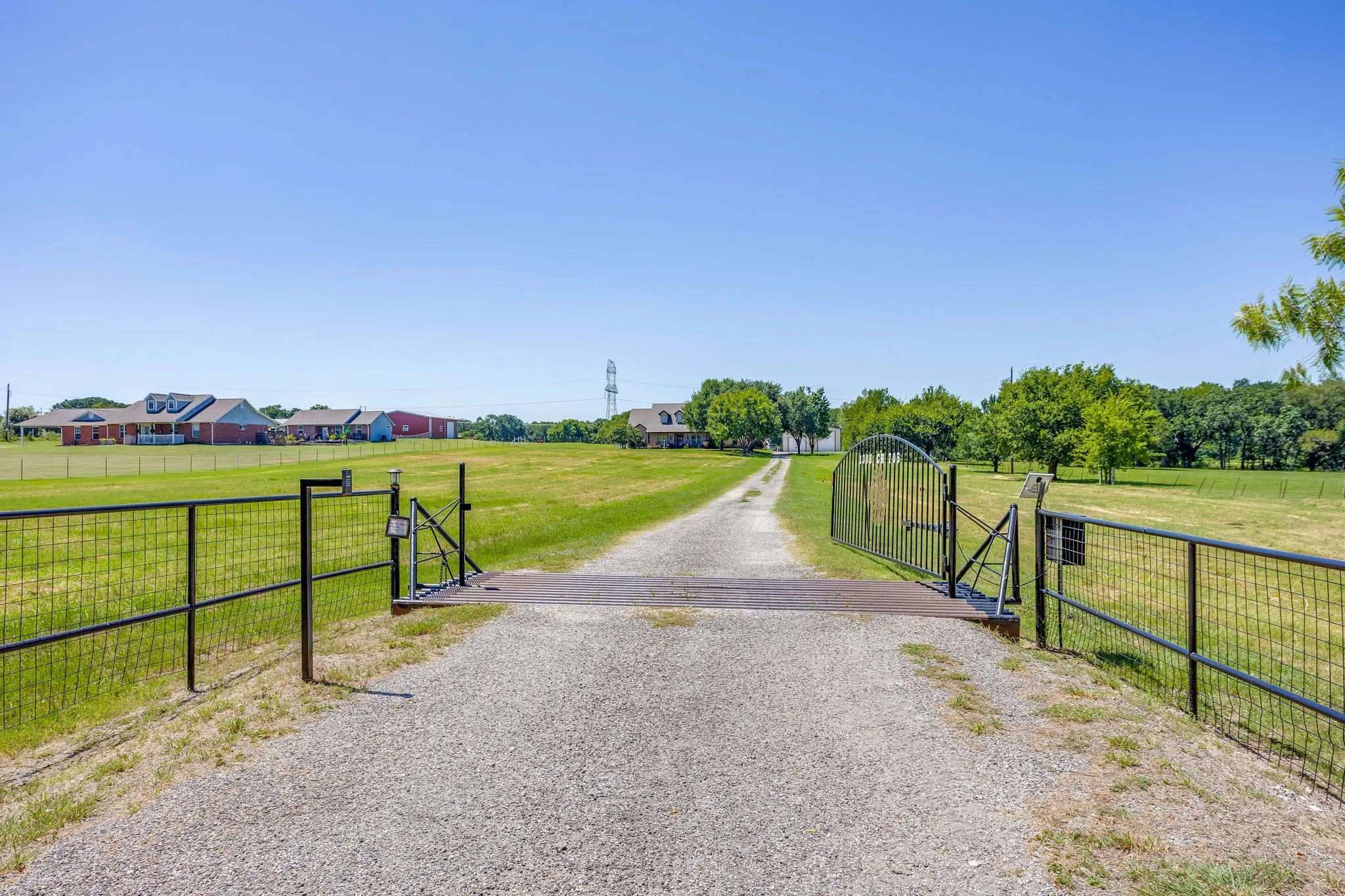 Single Family Residence For Sale in Johnson County , 1308 County Road 705, Joshua, Texas 76058, 2 Bedroom, 3 Bathroom, 2 Garage spaces, 2,539 Sqft, built in 2017, mls#21344239, Real Estate Agent in Joshua, Homes For Sale in Johnson county, Homes For Sale in Joshua, Realtor in Joshua Texas, Real Estate Brokerage Independent Realty Texas, Luminita Cordes Realtor