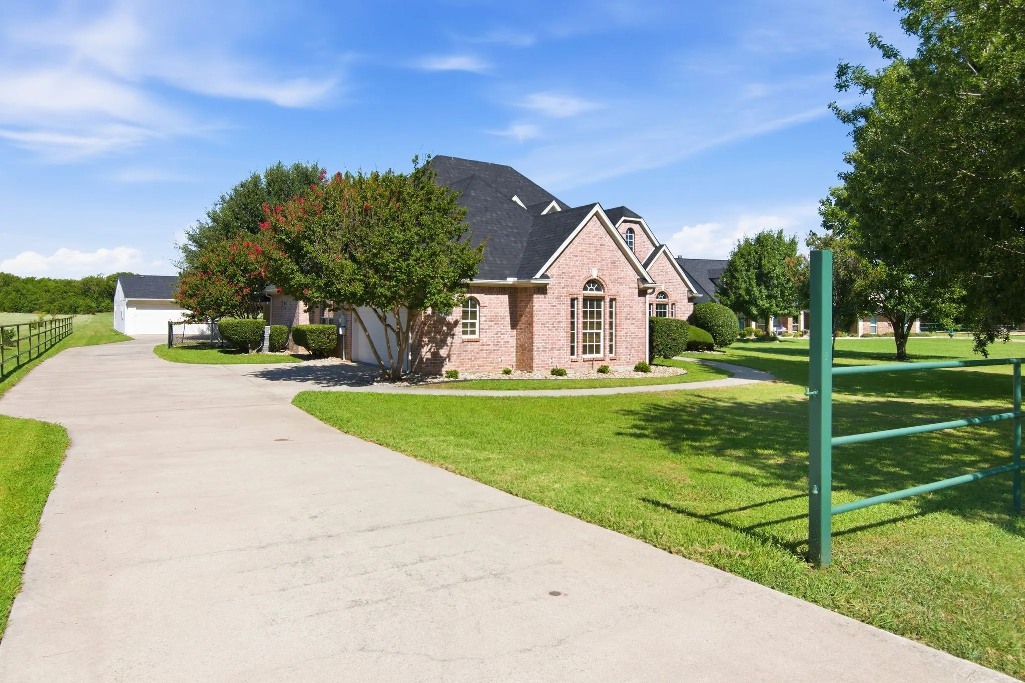 Great Driveway, plenty of guest parking!