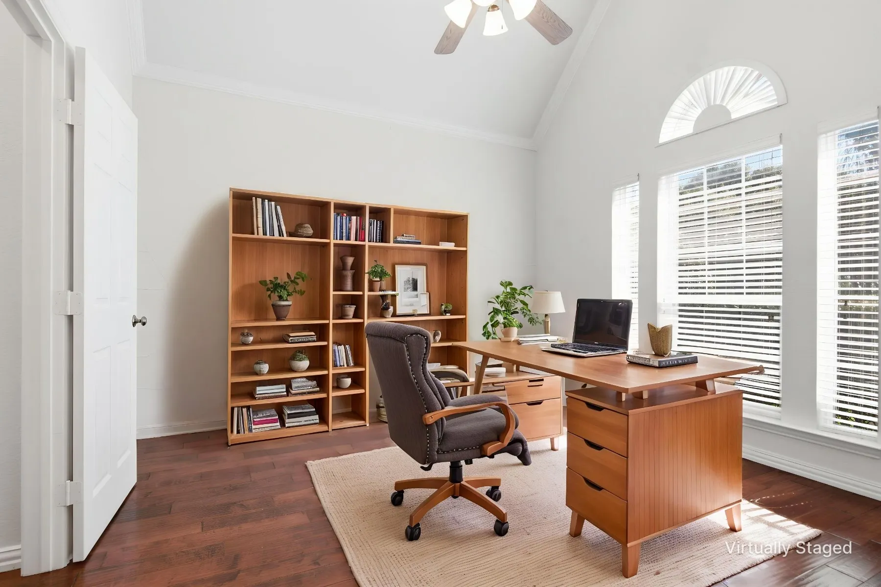 4th Bedroom, or home office with walk in closet and full bath!