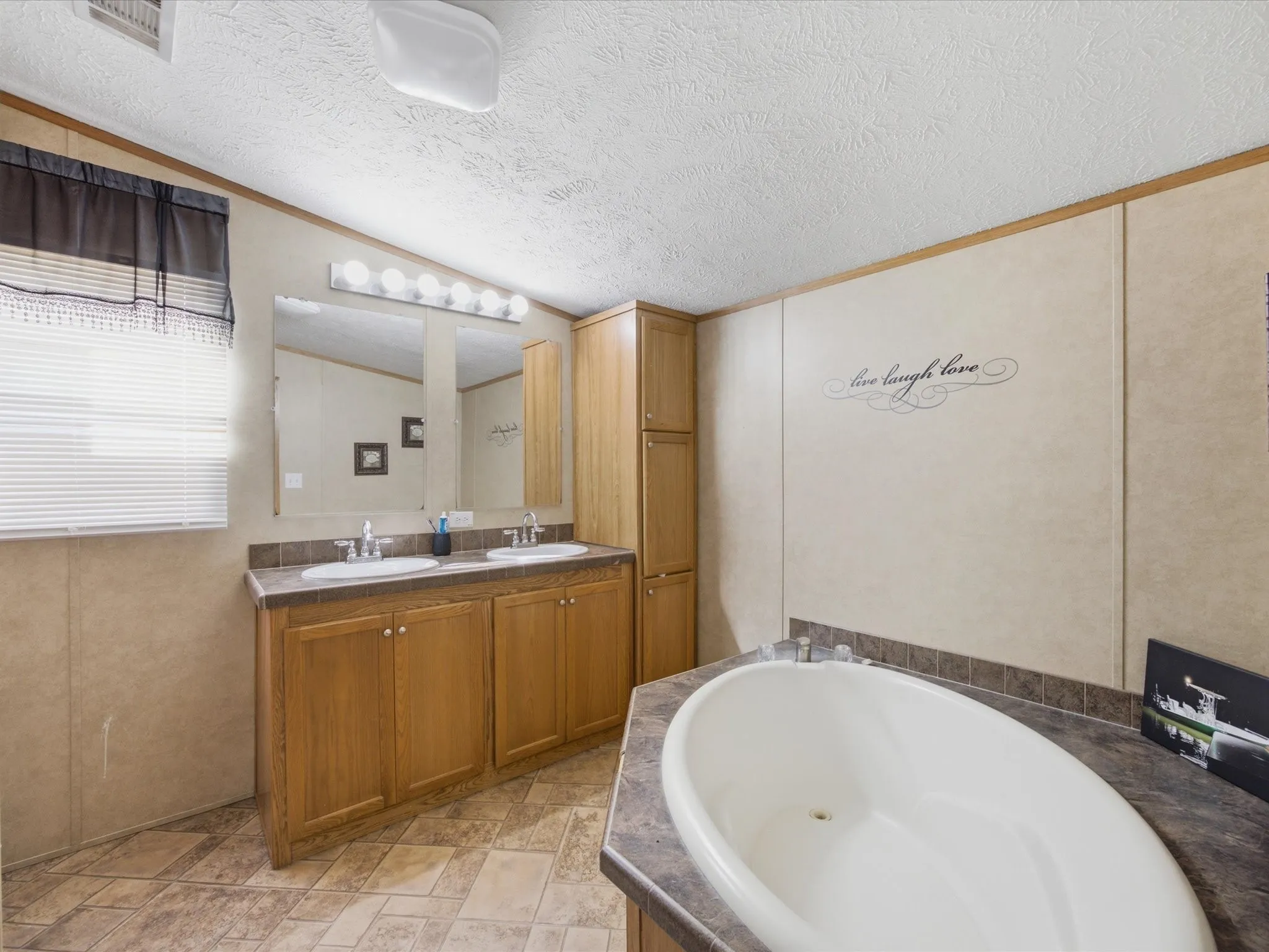 Single Family Residence For Sale in Ellis County , 106 Hemphill Street, Avalon, Texas 76623, 5 Bedroom, 3 Bathroom, Garage spaces, 2,100 Sqft, built in 2010, mls#21338040, Real Estate Agent in Avalon, Homes For Sale in Ellis county, Homes For Sale in Avalon, Realtor in Avalon Texas, Real Estate Brokerage Independent Realty Texas, Luminita Cordes Realtor