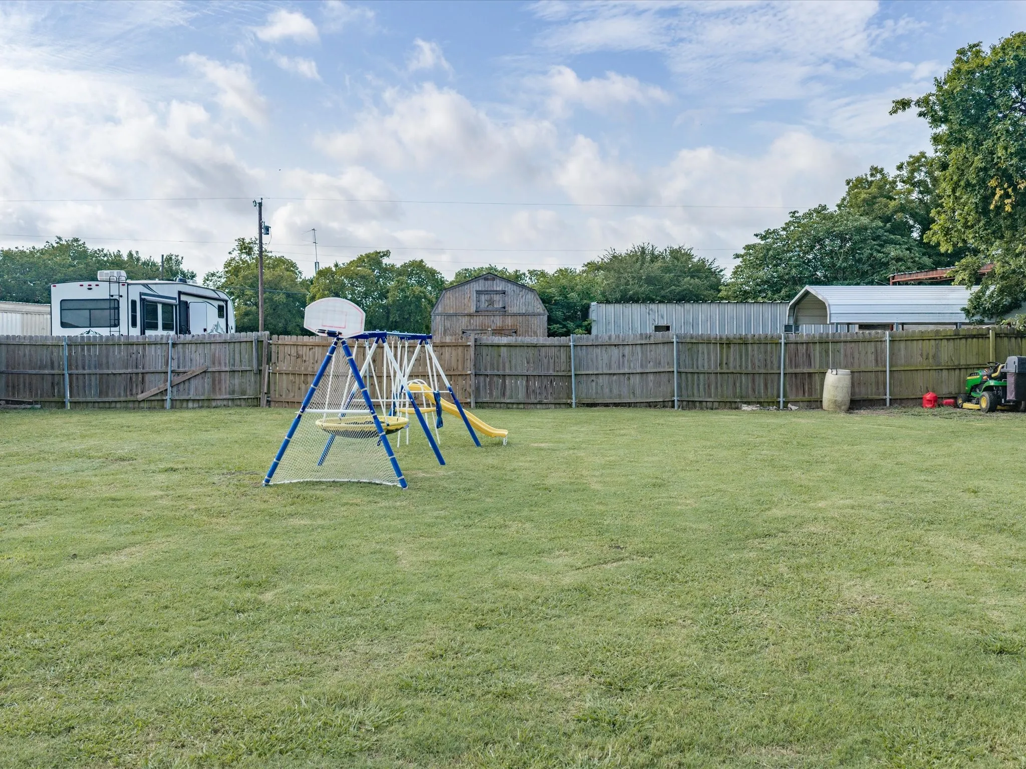 Single Family Residence For Sale in Ellis County , 106 Hemphill Street, Avalon, Texas 76623, 5 Bedroom, 3 Bathroom, Garage spaces, 2,100 Sqft, built in 2010, mls#21338040, Real Estate Agent in Avalon, Homes For Sale in Ellis county, Homes For Sale in Avalon, Realtor in Avalon Texas, Real Estate Brokerage Independent Realty Texas, Luminita Cordes Realtor