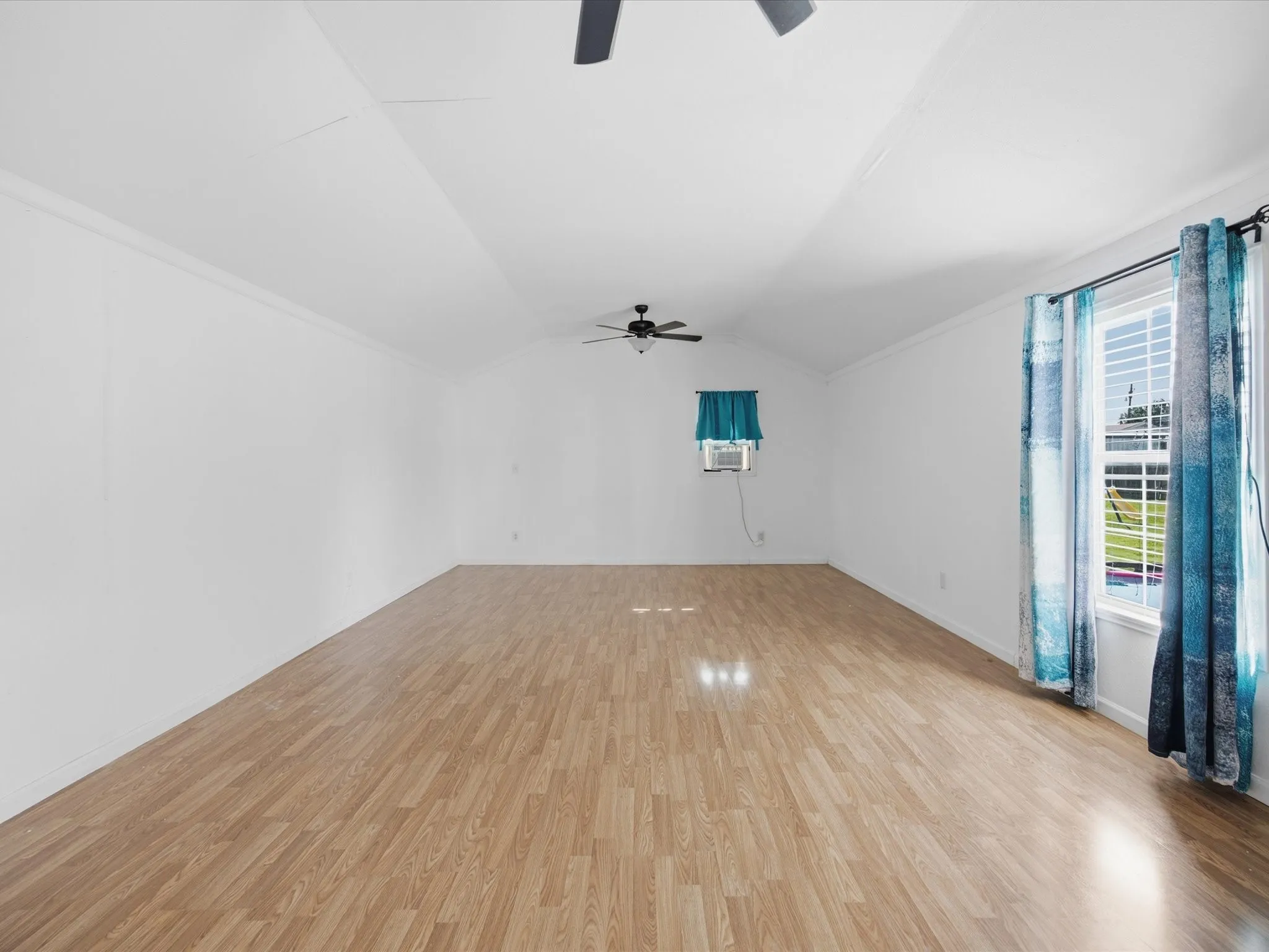 Single Family Residence For Sale in Ellis County , 106 Hemphill Street, Avalon, Texas 76623, 5 Bedroom, 3 Bathroom, Garage spaces, 2,100 Sqft, built in 2010, mls#21338040, Real Estate Agent in Avalon, Homes For Sale in Ellis county, Homes For Sale in Avalon, Realtor in Avalon Texas, Real Estate Brokerage Independent Realty Texas, Luminita Cordes Realtor