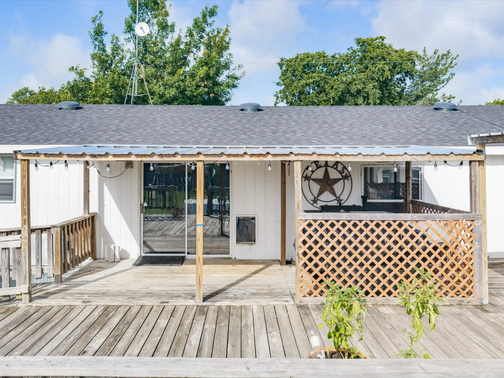 Single Family Residence For Sale in Ellis County , 106 Hemphill Street, Avalon, Texas 76623, 5 Bedroom, 3 Bathroom, Garage spaces, 2,100 Sqft, built in 2010, mls#21338040, Real Estate Agent in Avalon, Homes For Sale in Ellis county, Homes For Sale in Avalon, Realtor in Avalon Texas, Real Estate Brokerage Independent Realty Texas, Luminita Cordes Realtor