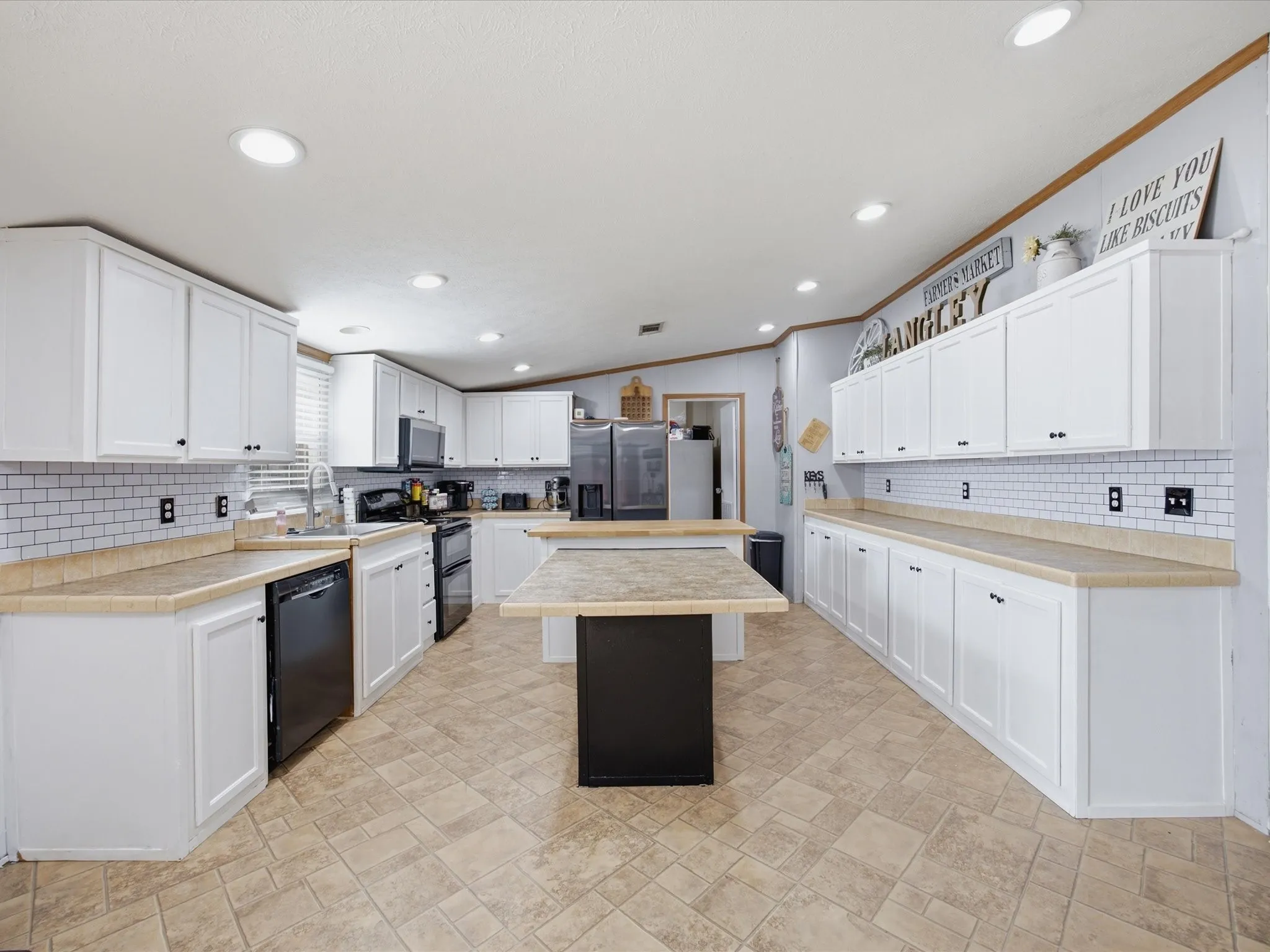 Single Family Residence For Sale in Ellis County , 106 Hemphill Street, Avalon, Texas 76623, 5 Bedroom, 3 Bathroom, Garage spaces, 2,100 Sqft, built in 2010, mls#21338040, Real Estate Agent in Avalon, Homes For Sale in Ellis county, Homes For Sale in Avalon, Realtor in Avalon Texas, Real Estate Brokerage Independent Realty Texas, Luminita Cordes Realtor