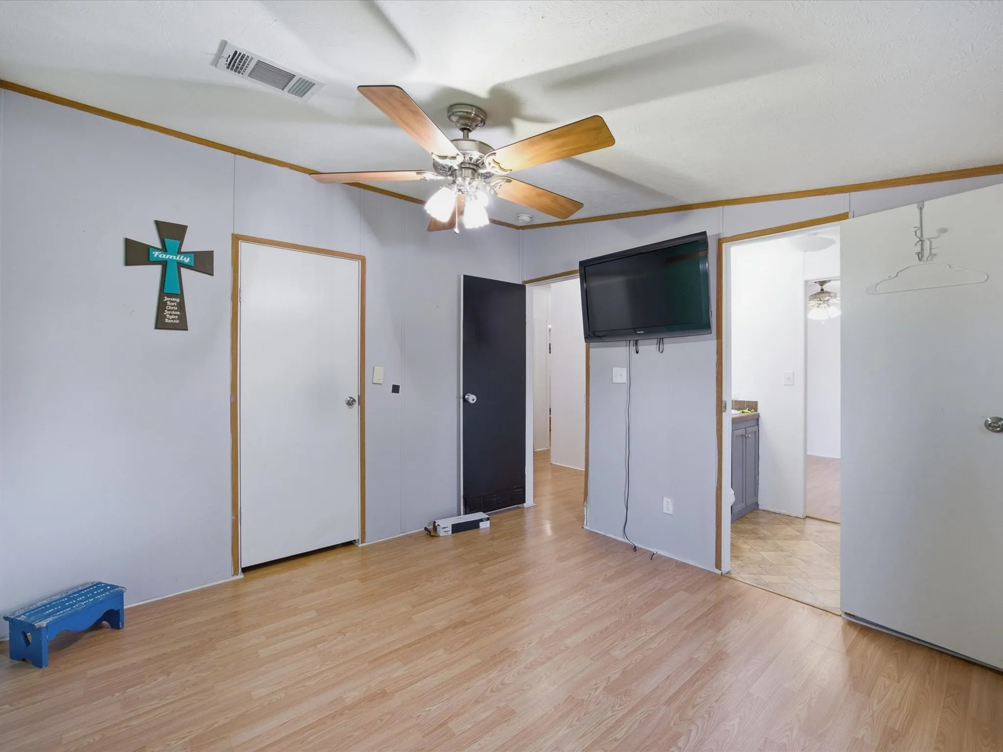 Single Family Residence For Sale in Ellis County , 106 Hemphill Street, Avalon, Texas 76623, 5 Bedroom, 3 Bathroom, Garage spaces, 2,100 Sqft, built in 2010, mls#21338040, Real Estate Agent in Avalon, Homes For Sale in Ellis county, Homes For Sale in Avalon, Realtor in Avalon Texas, Real Estate Brokerage Independent Realty Texas, Luminita Cordes Realtor