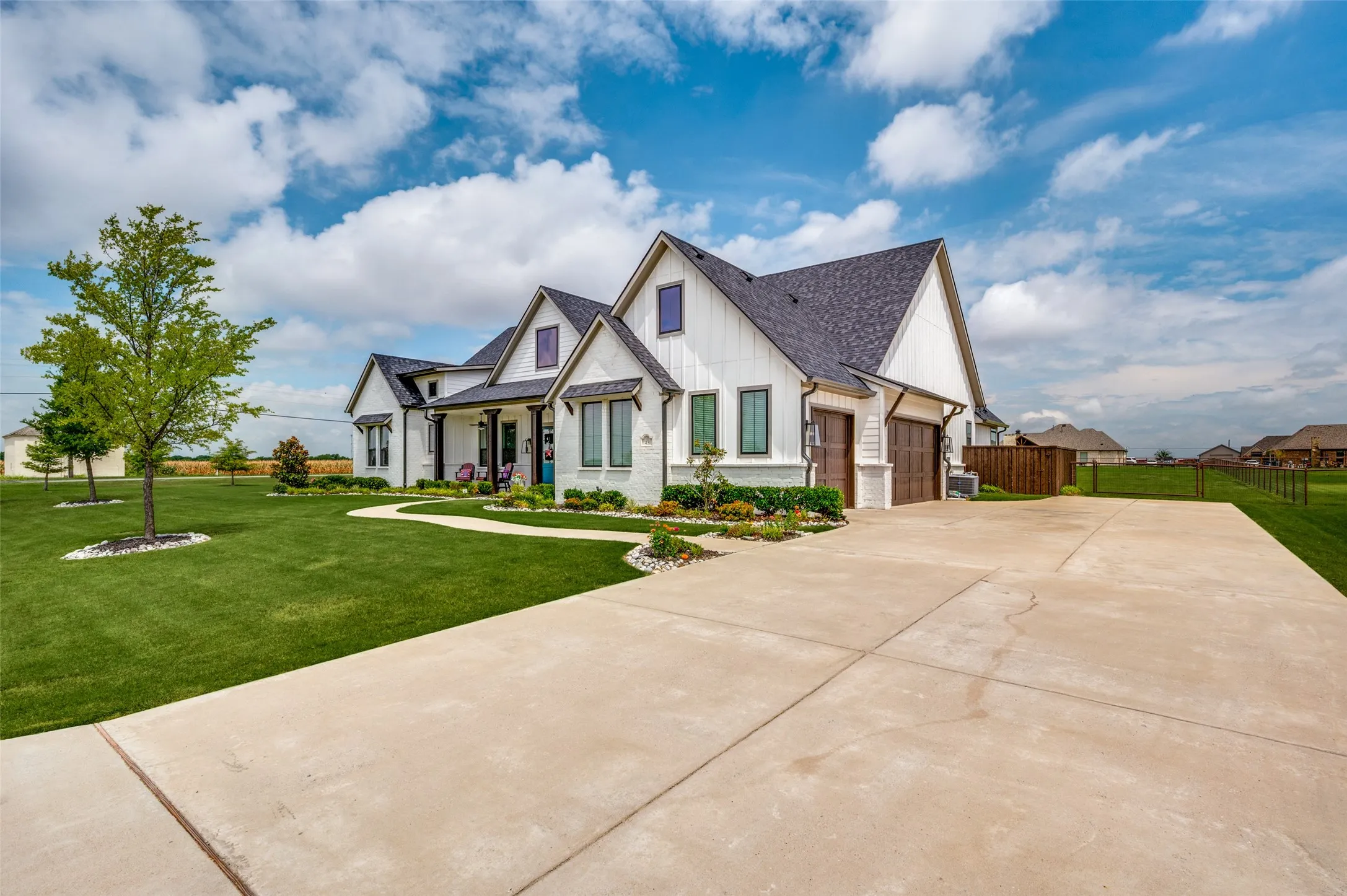 Single Family Residence For Sale in Grayson County , 43 Ohanlon Drive, Van Alstyne, Texas 75495, 4 Bedroom, 3 Bathroom, 3 Garage spaces, 2,782 Sqft, built in 2021, mls#21342007, Real Estate Agent in Van Alstyne, Homes For Sale in Grayson county, Homes For Sale in Van Alstyne, Realtor in Van Alstyne Texas, Real Estate Brokerage Independent Realty Texas, Luminita Cordes Realtor