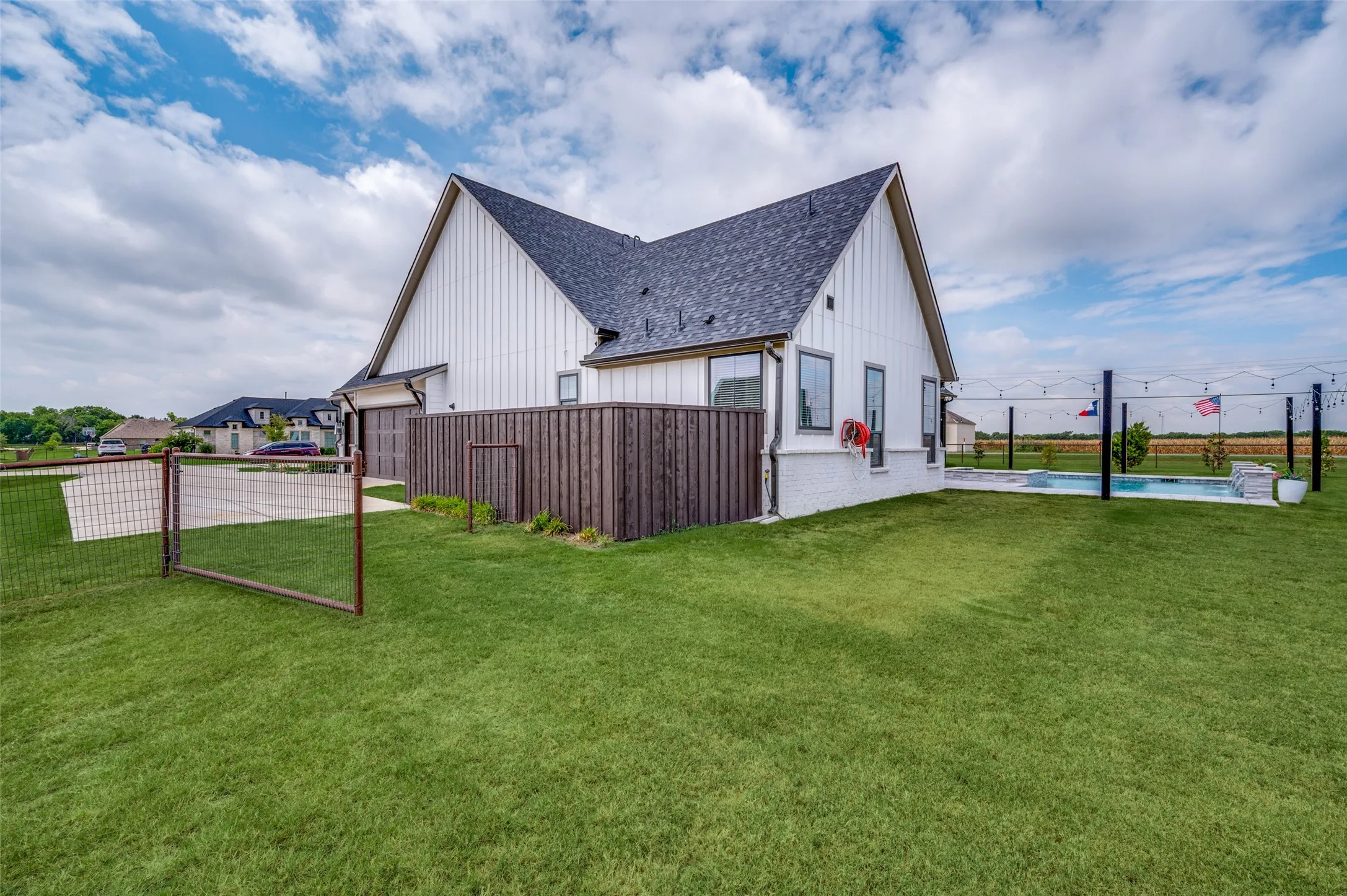 Single Family Residence For Sale in Grayson County , 43 Ohanlon Drive, Van Alstyne, Texas 75495, 4 Bedroom, 3 Bathroom, 3 Garage spaces, 2,782 Sqft, built in 2021, mls#21342007, Real Estate Agent in Van Alstyne, Homes For Sale in Grayson county, Homes For Sale in Van Alstyne, Realtor in Van Alstyne Texas, Real Estate Brokerage Independent Realty Texas, Luminita Cordes Realtor