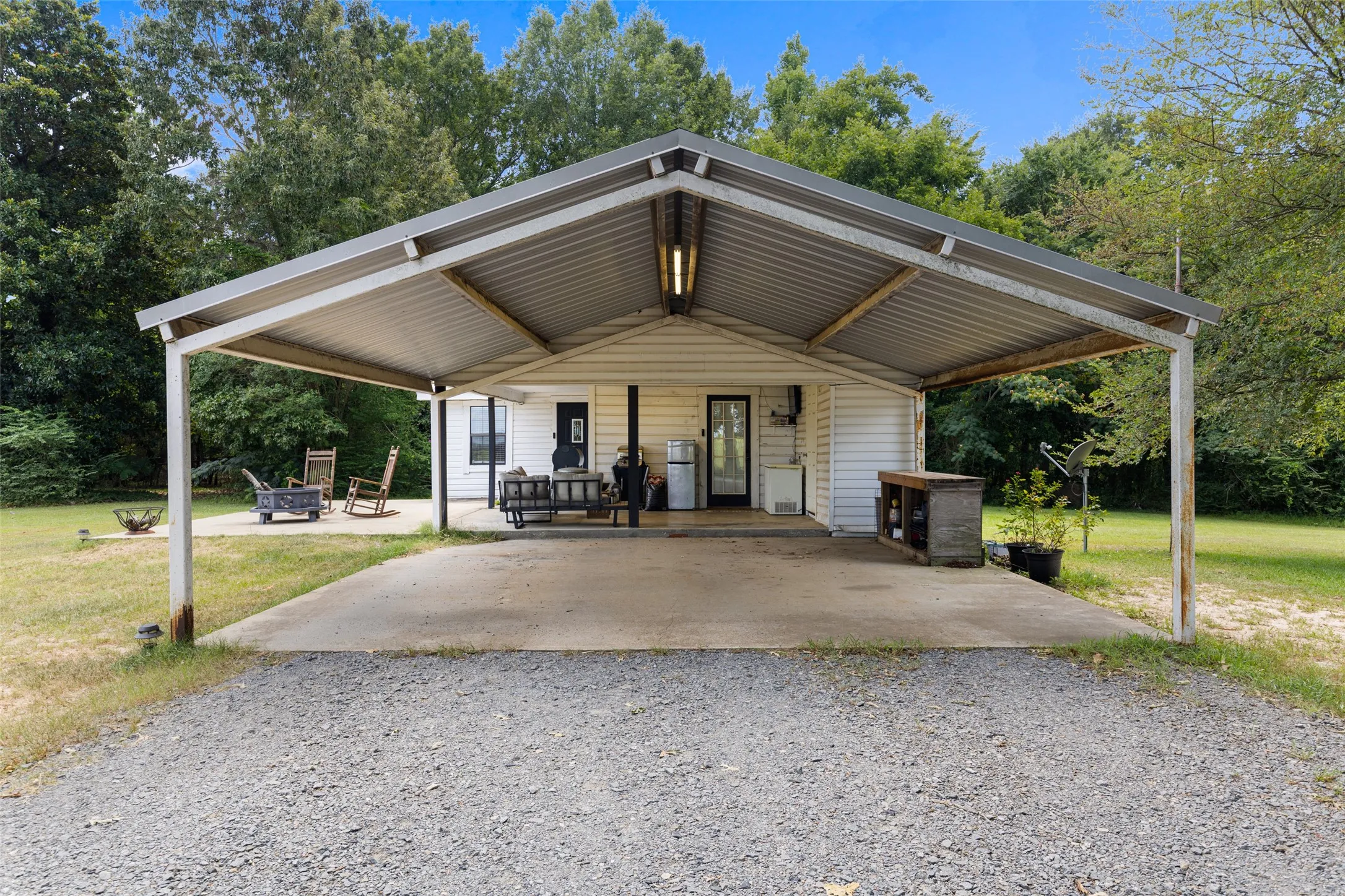 Single Family Residence For Sale in Upshur County , 11932 Wisteria, Ore City, Texas 75683, 2 Bedroom, 1 Bathroom, Garage spaces, 989 Sqft, built in 1990, mls#21344265, Real Estate Agent in Ore City, Homes For Sale in Upshur county, Homes For Sale in Ore City, Realtor in Ore City Texas, Real Estate Brokerage Independent Realty Texas, Luminita Cordes Realtor