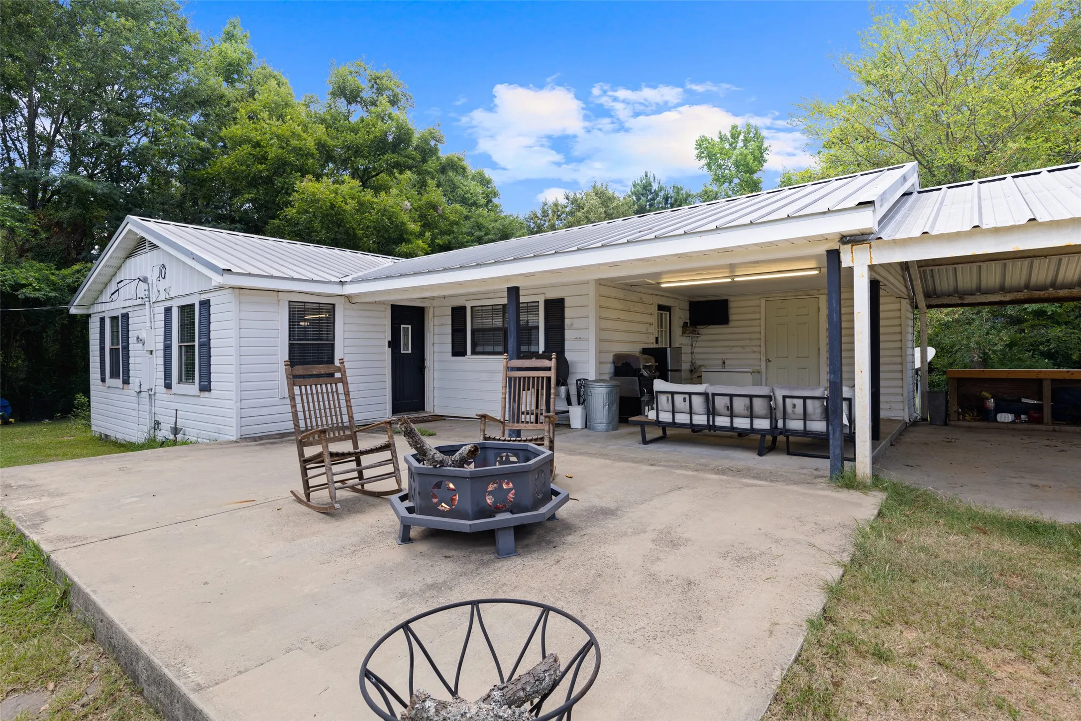 Single Family Residence For Sale in Upshur County , 11932 Wisteria, Ore City, Texas 75683, 2 Bedroom, 1 Bathroom, Garage spaces, 989 Sqft, built in 1990, mls#21344265, Real Estate Agent in Ore City, Homes For Sale in Upshur county, Homes For Sale in Ore City, Realtor in Ore City Texas, Real Estate Brokerage Independent Realty Texas, Luminita Cordes Realtor