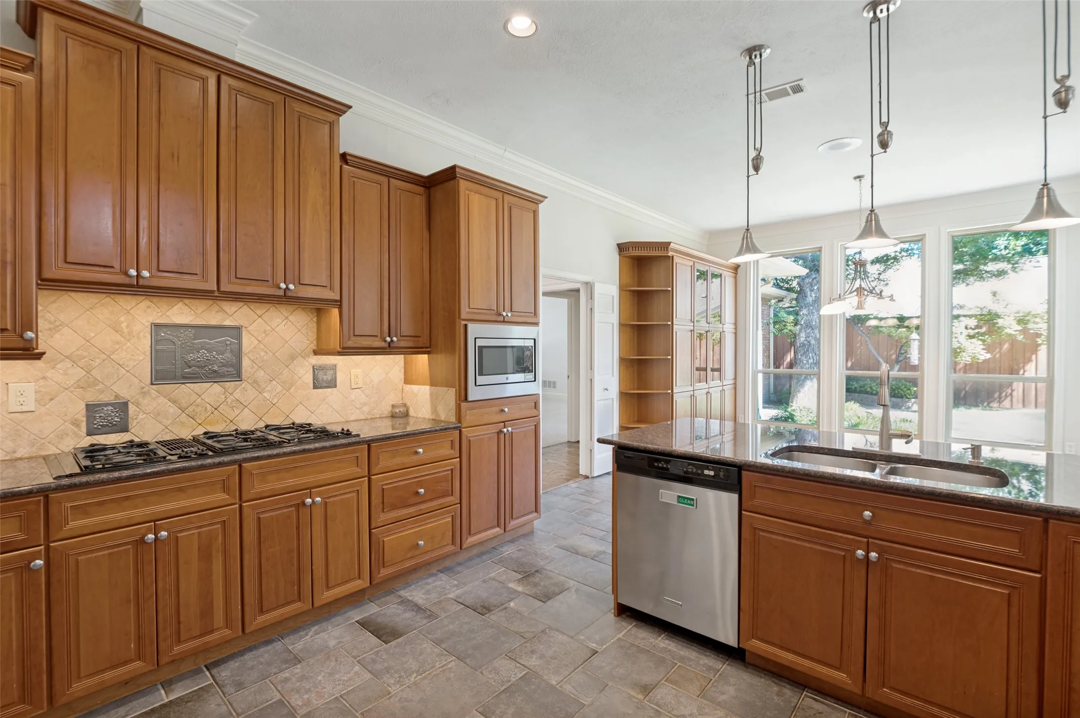 Single Family Residence For Sale in Collin County , 17816 Cedar Creek Canyon Drive, Dallas, Texas 75252, 5 Bedroom, 4 Bathroom, 3 Garage spaces, 4,045 Sqft, built in 1983, mls#21344167, Real Estate Agent in Dallas, Homes For Sale in Collin county, Homes For Sale in Dallas, Realtor in Dallas Texas, Real Estate Brokerage Independent Realty Texas, Luminita Cordes Realtor