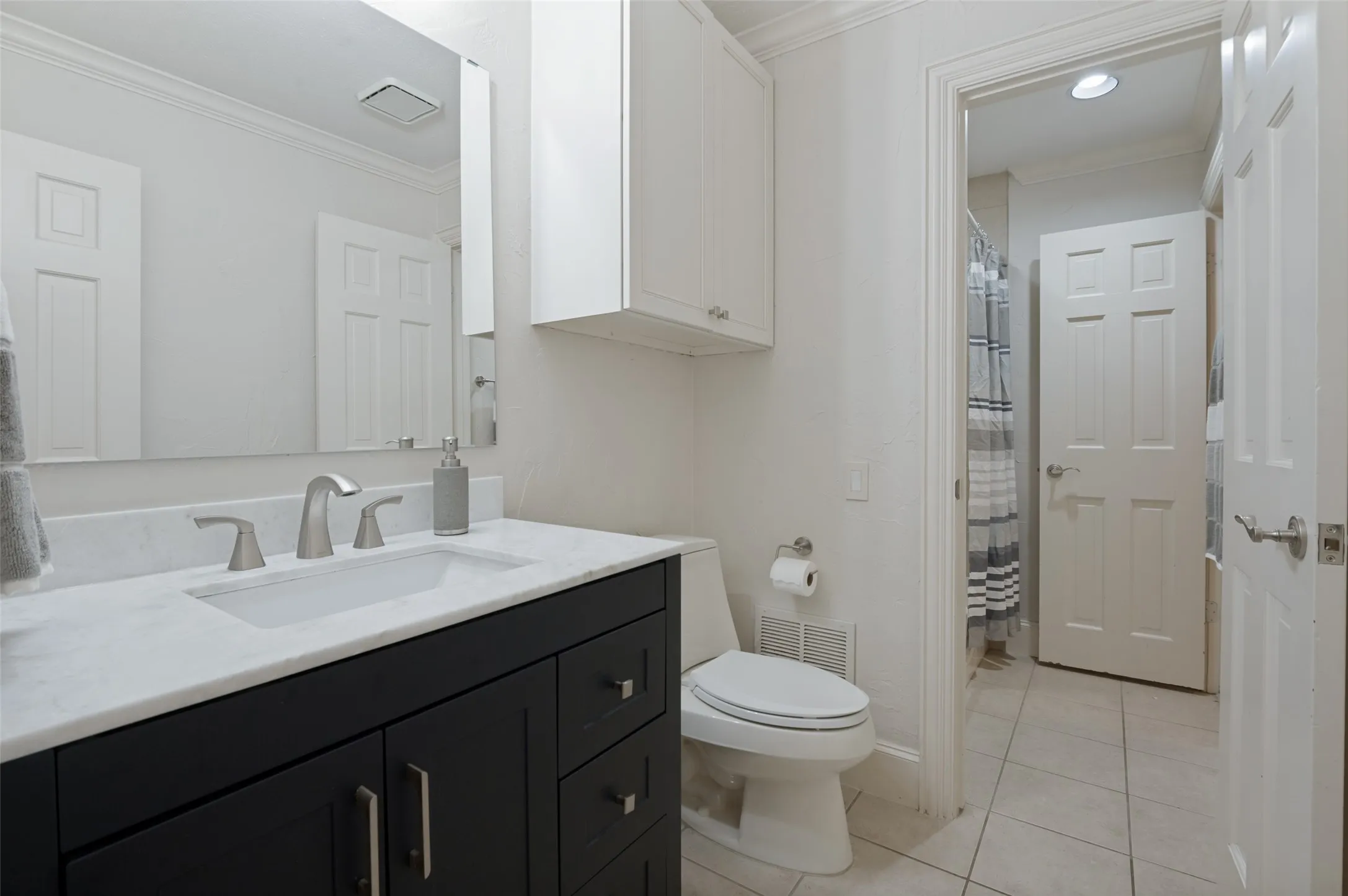 Full bathroom serving the downstairs secondary bedrooms.