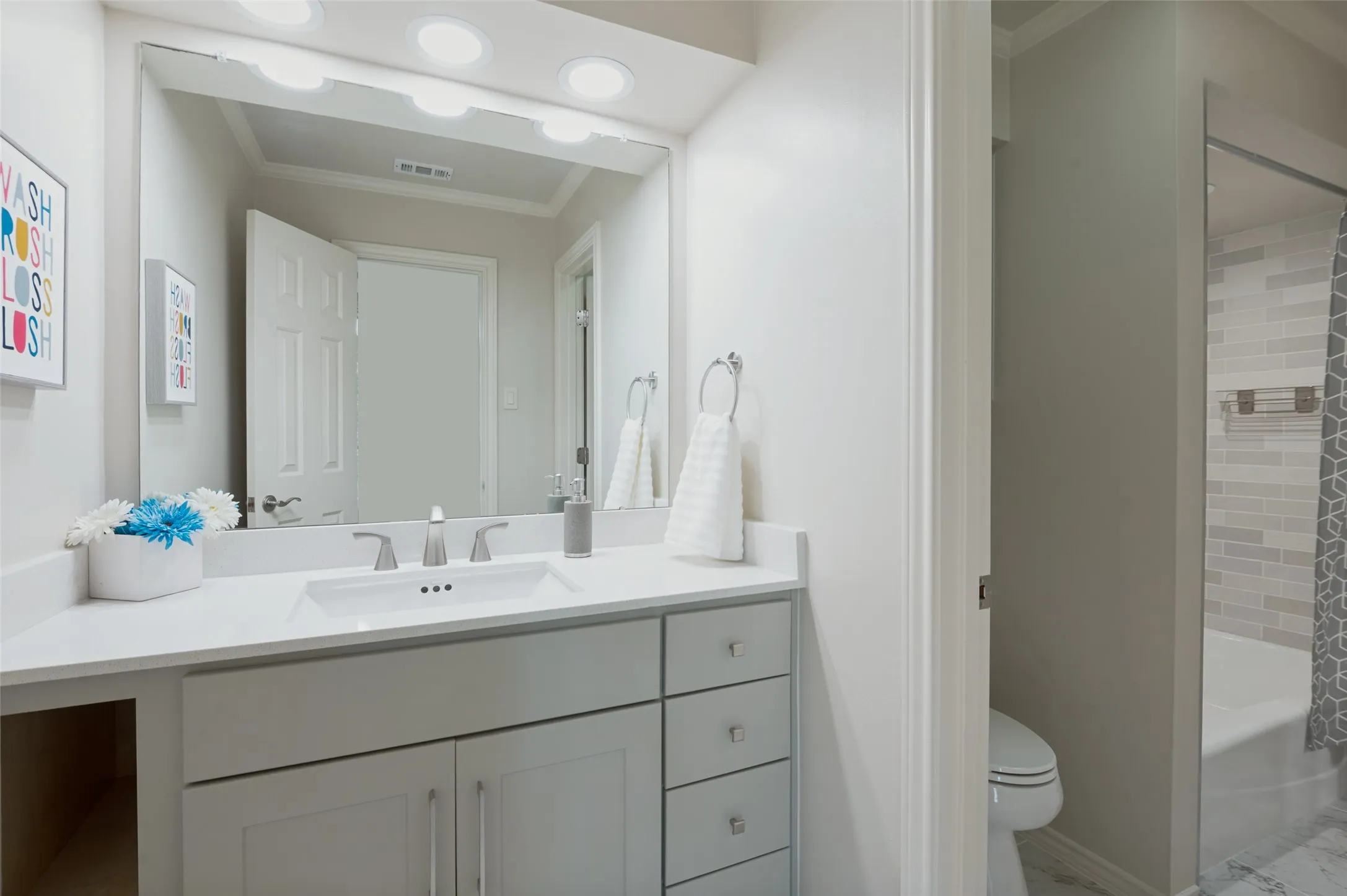 Full bathroom serving the upstairs bedrooms.