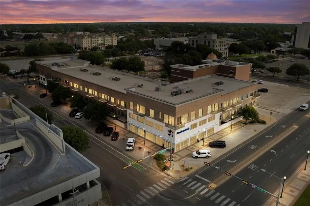 Condominium For Sale in Mc Lennan County , 330 Austin Avenue 216, Waco, Texas 76701, 1 Bedroom, 1 Bathroom, Garage spaces, 580 Sqft, built in 2008, Price $295,000, mls#21343081, Real Estate Agent in Waco, Homes For Sale in Mc Lennan county, Homes For Sale in Waco, Realtor in Waco Texas, Real Estate Brokerage Independent Realty Texas, Luminita Cordes Realtor