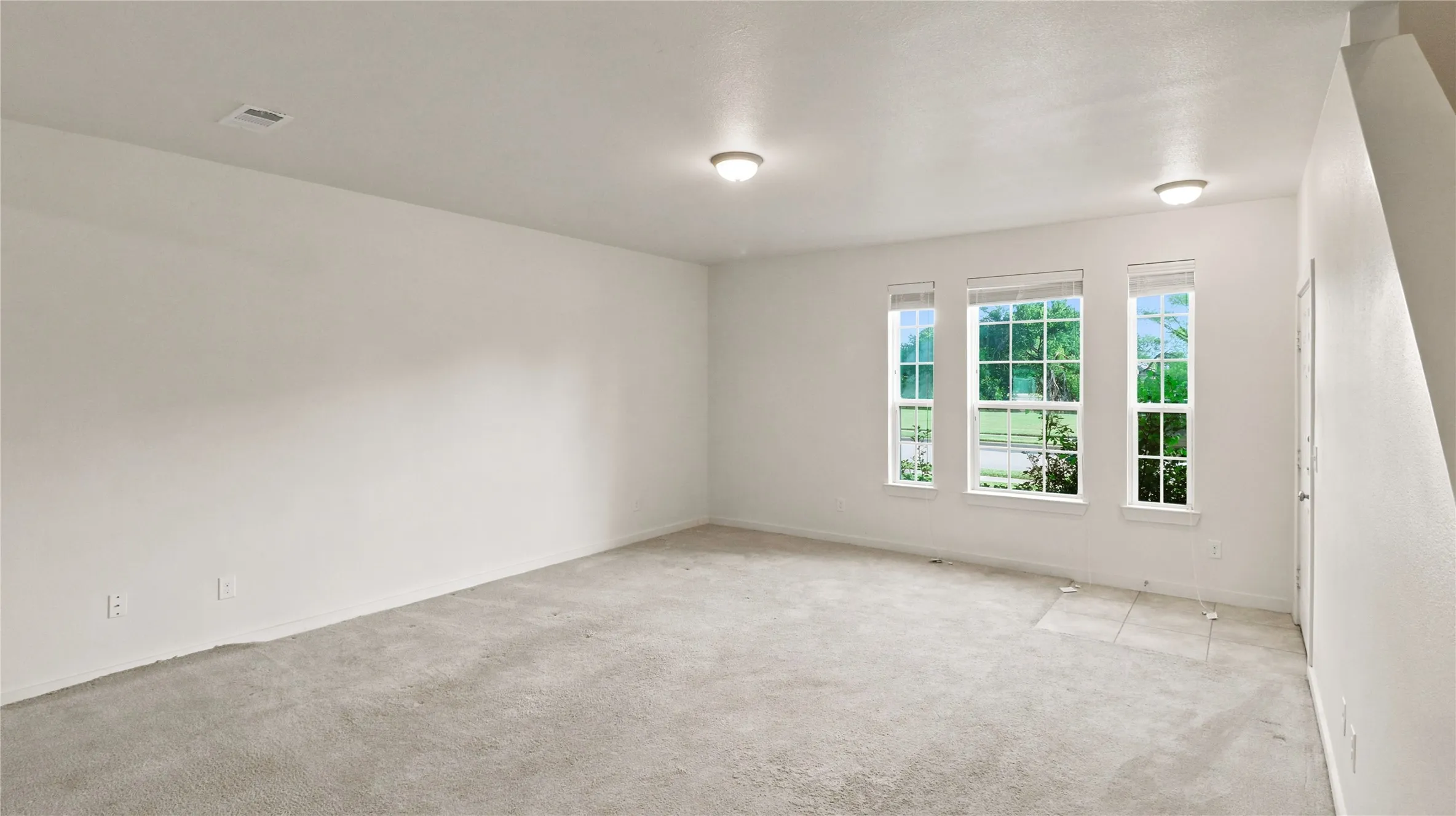 Single Family Residence For Sale in Dallas County , 817 Jamie Drive, Grand Prairie, Texas 75052, 3 Bedroom, 3 Bathroom, 2 Garage spaces, 1,590 Sqft, built in 2015, mls#21344276, Real Estate Agent in Grand Prairie, Homes For Sale in Dallas county, Homes For Sale in Grand Prairie, Realtor in Grand Prairie Texas, Real Estate Brokerage Independent Realty Texas, Luminita Cordes Realtor