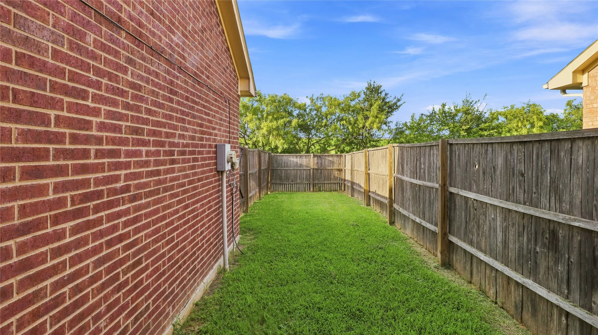 Single Family Residence For Sale in Dallas County , 817 Jamie Drive, Grand Prairie, Texas 75052, 3 Bedroom, 3 Bathroom, 2 Garage spaces, 1,590 Sqft, built in 2015, mls#21344276, Real Estate Agent in Grand Prairie, Homes For Sale in Dallas county, Homes For Sale in Grand Prairie, Realtor in Grand Prairie Texas, Real Estate Brokerage Independent Realty Texas, Luminita Cordes Realtor