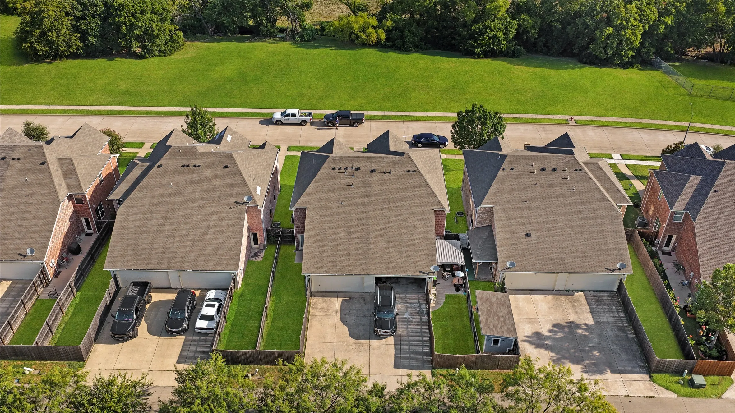 Single Family Residence For Sale in Dallas County , 817 Jamie Drive, Grand Prairie, Texas 75052, 3 Bedroom, 3 Bathroom, 2 Garage spaces, 1,590 Sqft, built in 2015, mls#21344276, Real Estate Agent in Grand Prairie, Homes For Sale in Dallas county, Homes For Sale in Grand Prairie, Realtor in Grand Prairie Texas, Real Estate Brokerage Independent Realty Texas, Luminita Cordes Realtor