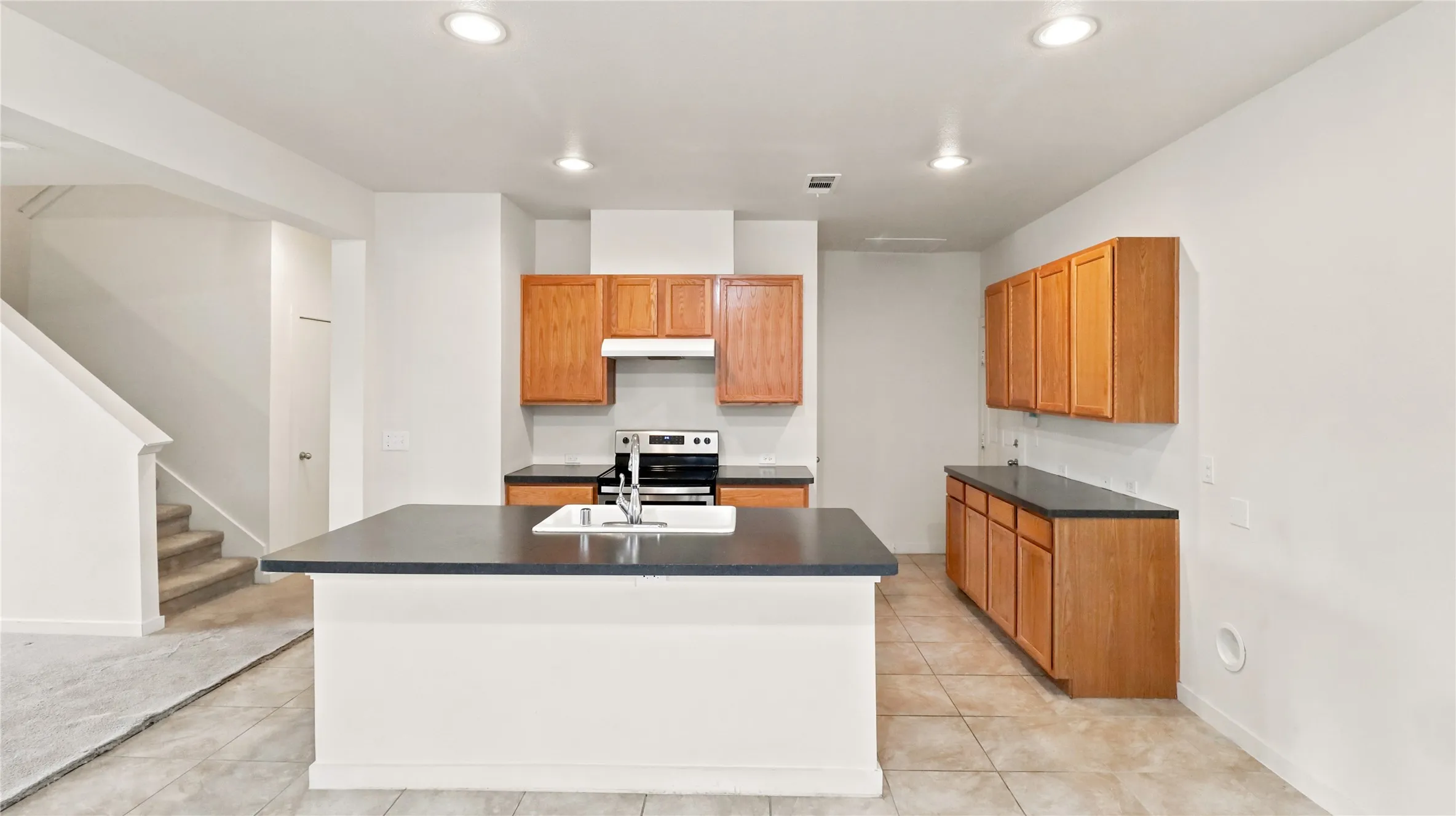 Single Family Residence For Sale in Dallas County , 817 Jamie Drive, Grand Prairie, Texas 75052, 3 Bedroom, 3 Bathroom, 2 Garage spaces, 1,590 Sqft, built in 2015, mls#21344276, Real Estate Agent in Grand Prairie, Homes For Sale in Dallas county, Homes For Sale in Grand Prairie, Realtor in Grand Prairie Texas, Real Estate Brokerage Independent Realty Texas, Luminita Cordes Realtor