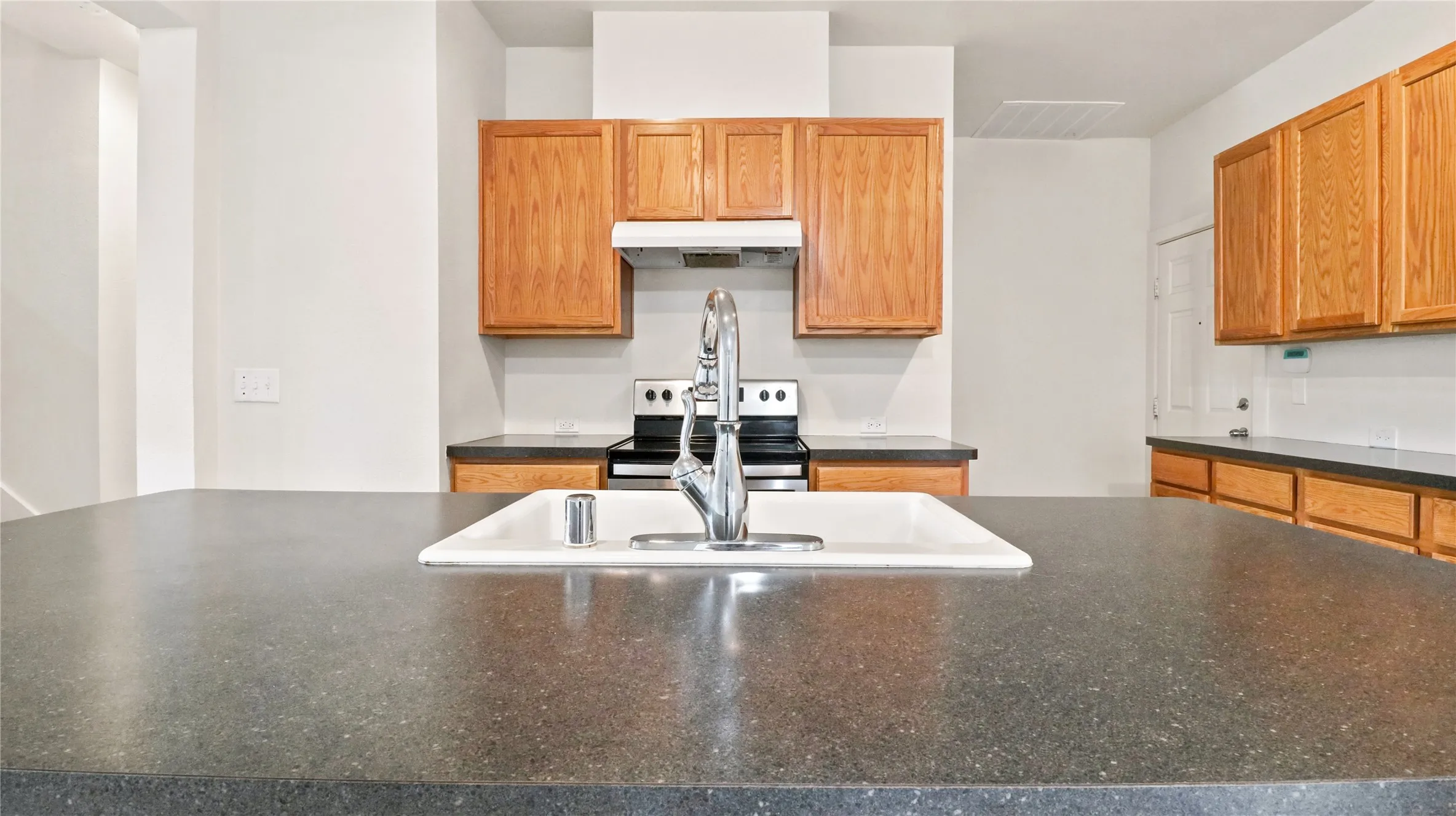 Single Family Residence For Sale in Dallas County , 817 Jamie Drive, Grand Prairie, Texas 75052, 3 Bedroom, 3 Bathroom, 2 Garage spaces, 1,590 Sqft, built in 2015, mls#21344276, Real Estate Agent in Grand Prairie, Homes For Sale in Dallas county, Homes For Sale in Grand Prairie, Realtor in Grand Prairie Texas, Real Estate Brokerage Independent Realty Texas, Luminita Cordes Realtor