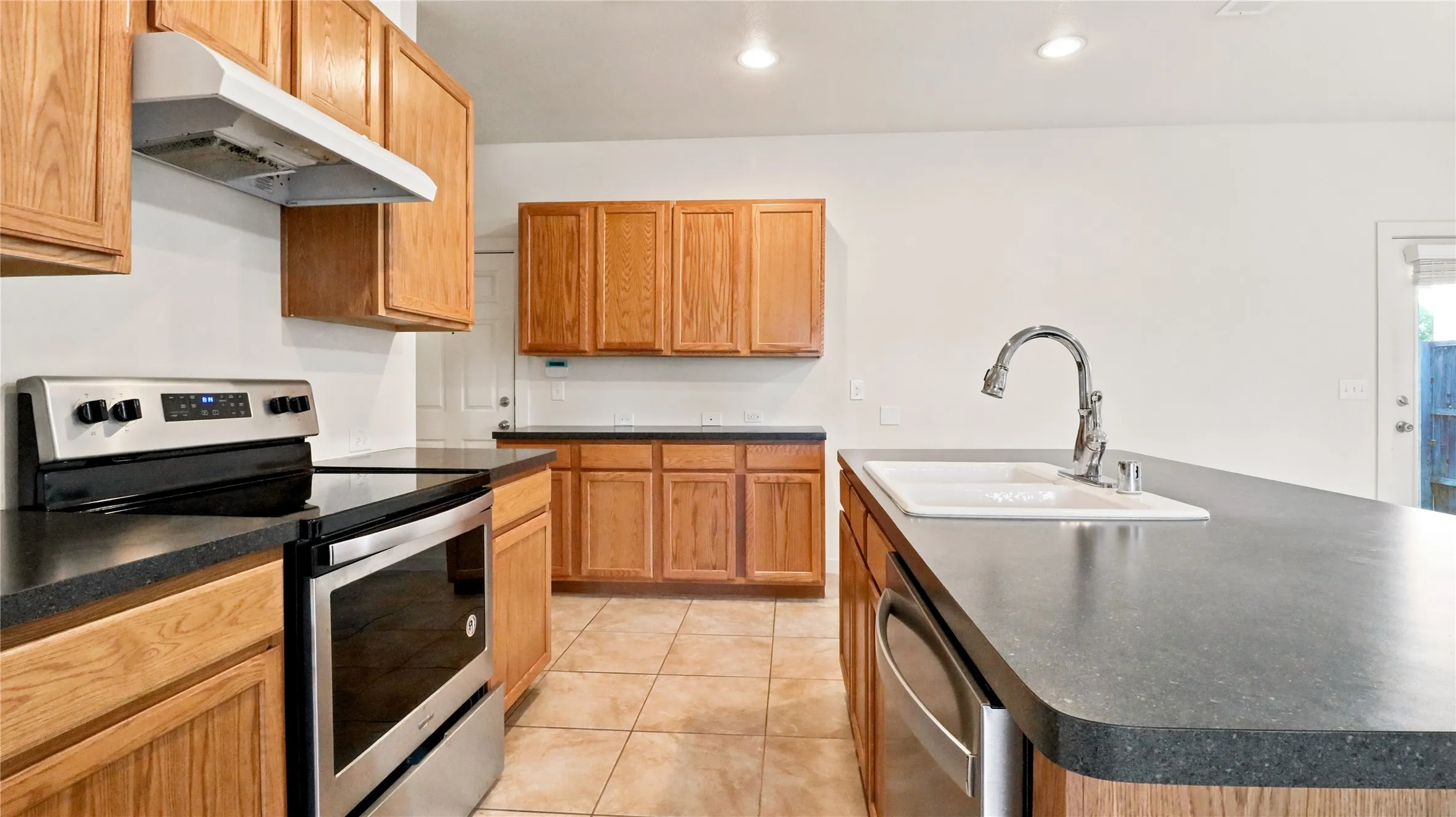 Single Family Residence For Sale in Dallas County , 817 Jamie Drive, Grand Prairie, Texas 75052, 3 Bedroom, 3 Bathroom, 2 Garage spaces, 1,590 Sqft, built in 2015, mls#21344276, Real Estate Agent in Grand Prairie, Homes For Sale in Dallas county, Homes For Sale in Grand Prairie, Realtor in Grand Prairie Texas, Real Estate Brokerage Independent Realty Texas, Luminita Cordes Realtor