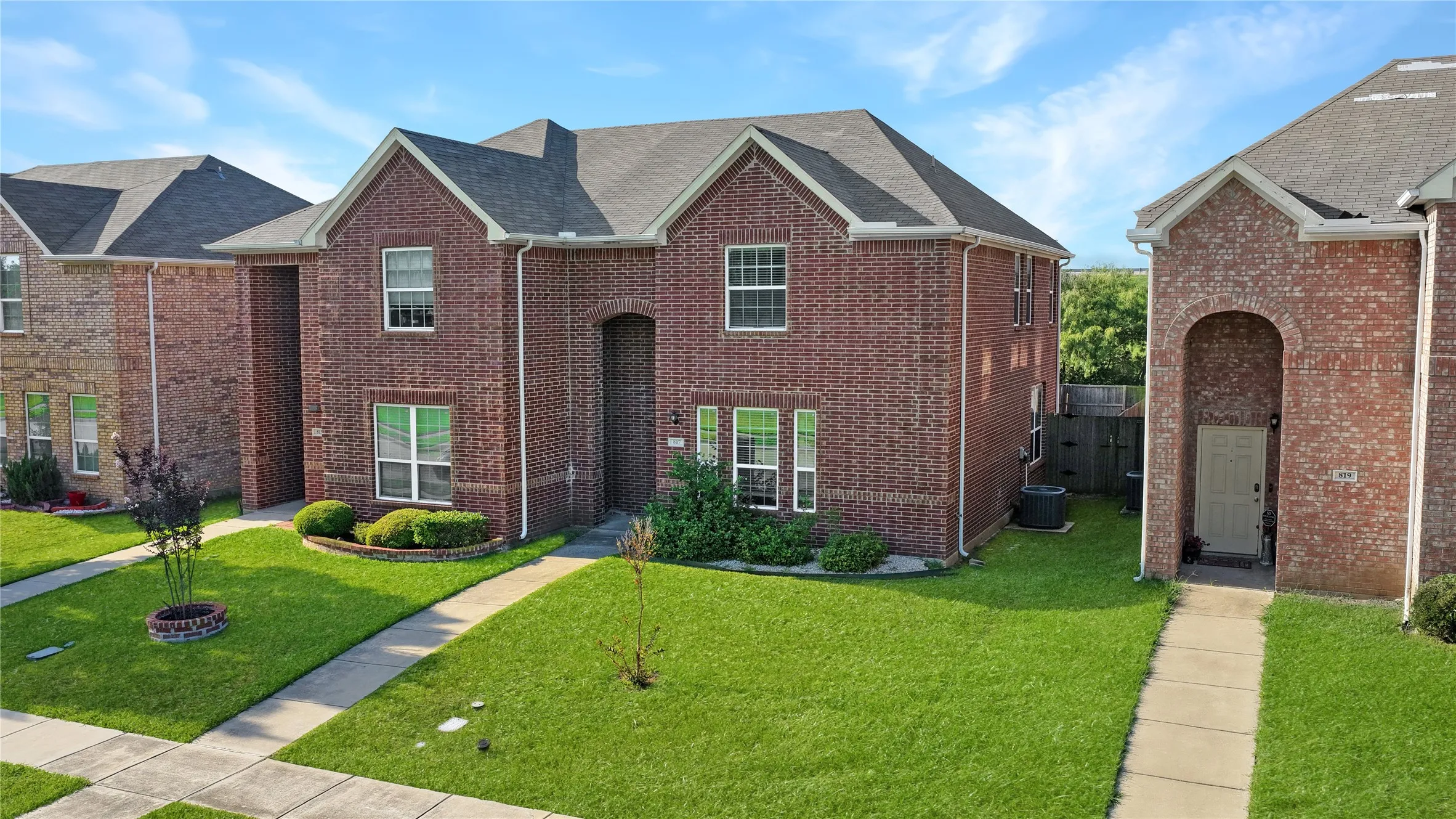 Single Family Residence For Sale in Dallas County , 817 Jamie Drive, Grand Prairie, Texas 75052, 3 Bedroom, 3 Bathroom, 2 Garage spaces, 1,590 Sqft, built in 2015, mls#21344276, Real Estate Agent in Grand Prairie, Homes For Sale in Dallas county, Homes For Sale in Grand Prairie, Realtor in Grand Prairie Texas, Real Estate Brokerage Independent Realty Texas, Luminita Cordes Realtor