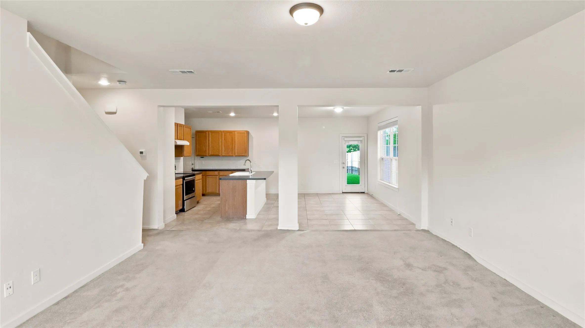 Single Family Residence For Sale in Dallas County , 817 Jamie Drive, Grand Prairie, Texas 75052, 3 Bedroom, 3 Bathroom, 2 Garage spaces, 1,590 Sqft, built in 2015, mls#21344276, Real Estate Agent in Grand Prairie, Homes For Sale in Dallas county, Homes For Sale in Grand Prairie, Realtor in Grand Prairie Texas, Real Estate Brokerage Independent Realty Texas, Luminita Cordes Realtor