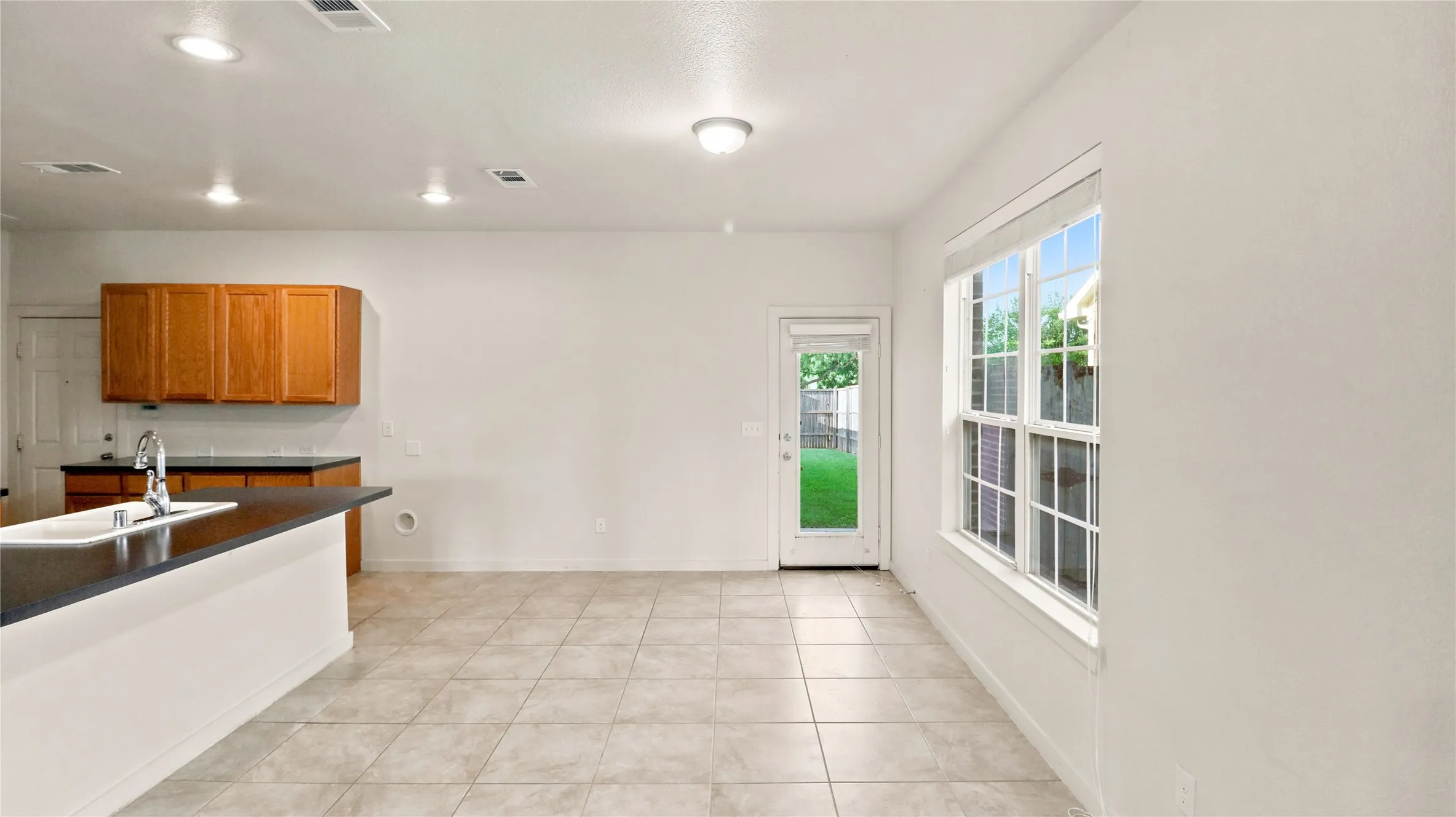Single Family Residence For Sale in Dallas County , 817 Jamie Drive, Grand Prairie, Texas 75052, 3 Bedroom, 3 Bathroom, 2 Garage spaces, 1,590 Sqft, built in 2015, mls#21344276, Real Estate Agent in Grand Prairie, Homes For Sale in Dallas county, Homes For Sale in Grand Prairie, Realtor in Grand Prairie Texas, Real Estate Brokerage Independent Realty Texas, Luminita Cordes Realtor