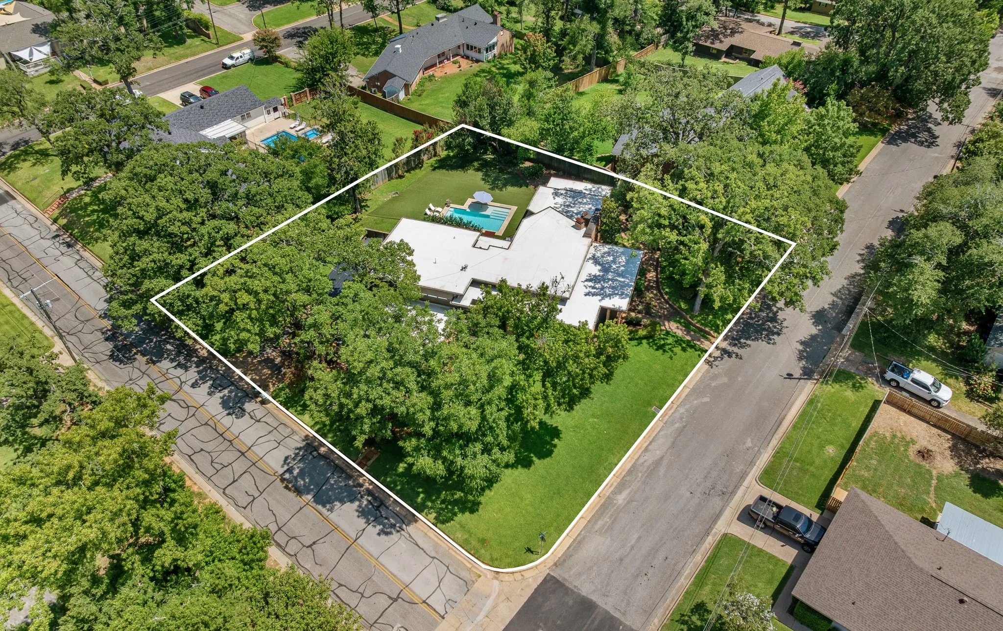 Single Family Residence For Sale in Smith County , 2806 S Keaton Avenue, Tyler, Texas 75701, 5 Bedrooms, 5 Bathrooms, Garage spaces, 4,500 Sqft, built in 1949, Price $1,198,000, mls#21344277, Real Estate Agent in Tyler, Homes For Sale in Smith county, Homes For Sale in Tyler, Realtor in Tyler Texas, Real Estate Brokerage Independent Realty Texas, Luminita Cordes Realtor