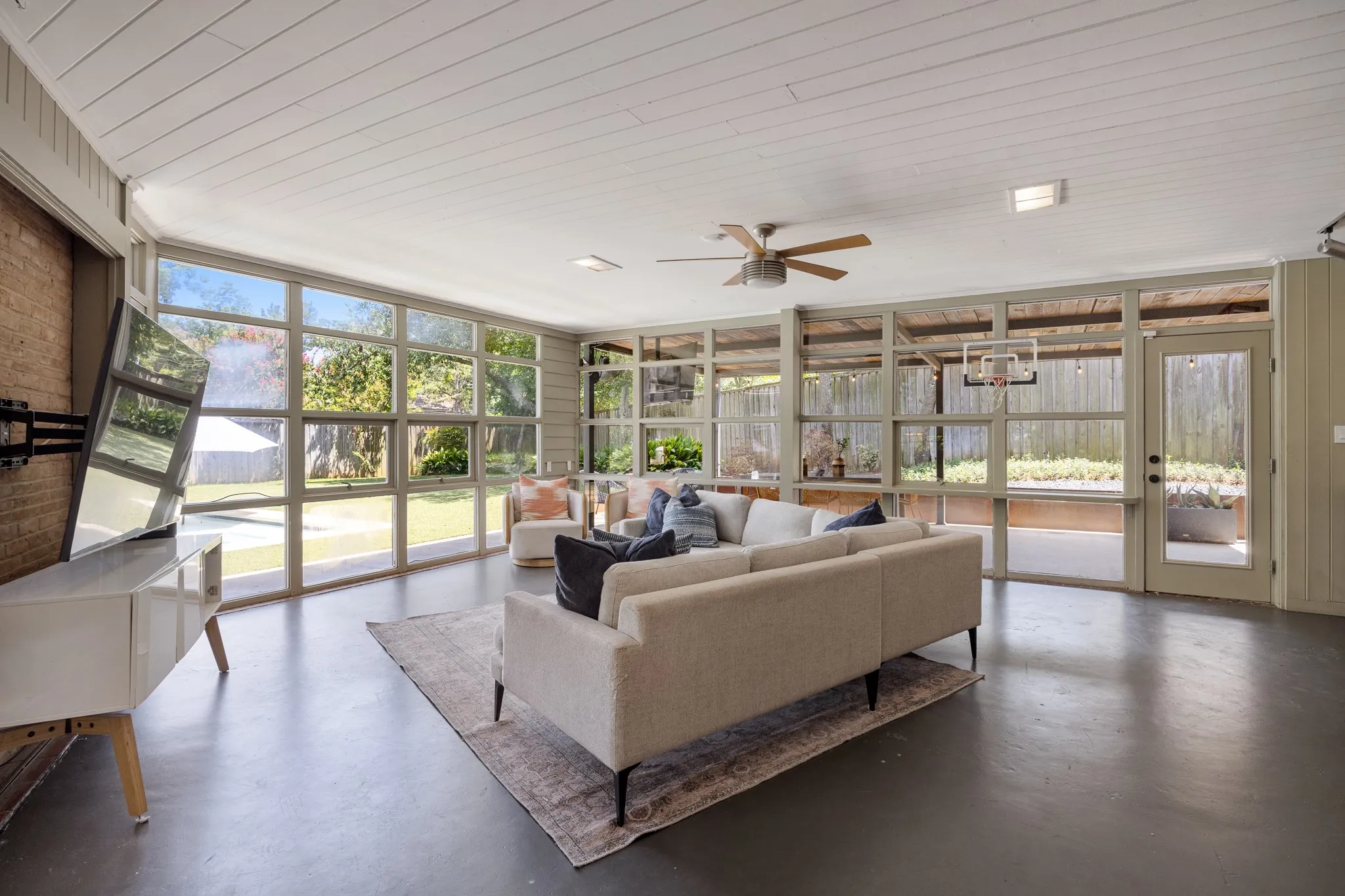Single Family Residence For Sale in Smith County , 2806 S Keaton Avenue, Tyler, Texas 75701, 5 Bedrooms, 5 Bathrooms, Garage spaces, 4,500 Sqft, built in 1949, Price $1,198,000, mls#21344277, Real Estate Agent in Tyler, Homes For Sale in Smith county, Homes For Sale in Tyler, Realtor in Tyler Texas, Real Estate Brokerage Independent Realty Texas, Luminita Cordes Realtor