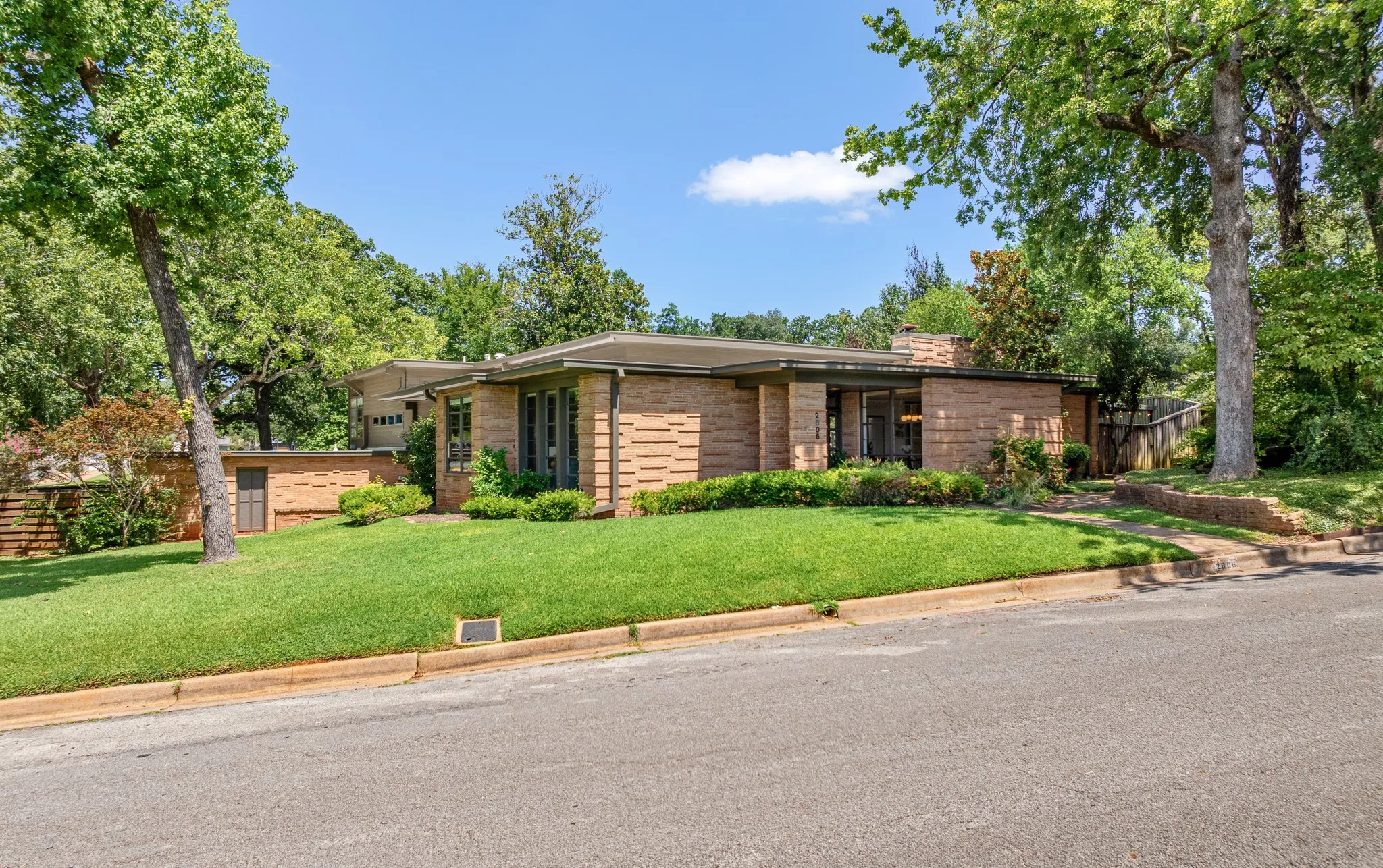 Single Family Residence For Sale in Smith County , 2806 S Keaton Avenue, Tyler, Texas 75701, 5 Bedrooms, 5 Bathrooms, Garage spaces, 4,500 Sqft, built in 1949, Price $1,198,000, mls#21344277, Real Estate Agent in Tyler, Homes For Sale in Smith county, Homes For Sale in Tyler, Realtor in Tyler Texas, Real Estate Brokerage Independent Realty Texas, Luminita Cordes Realtor