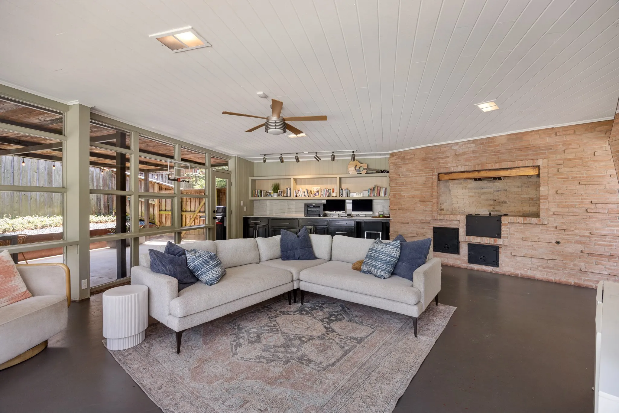 Single Family Residence For Sale in Smith County , 2806 S Keaton Avenue, Tyler, Texas 75701, 5 Bedrooms, 5 Bathrooms, Garage spaces, 4,500 Sqft, built in 1949, Price $1,198,000, mls#21344277, Real Estate Agent in Tyler, Homes For Sale in Smith county, Homes For Sale in Tyler, Realtor in Tyler Texas, Real Estate Brokerage Independent Realty Texas, Luminita Cordes Realtor