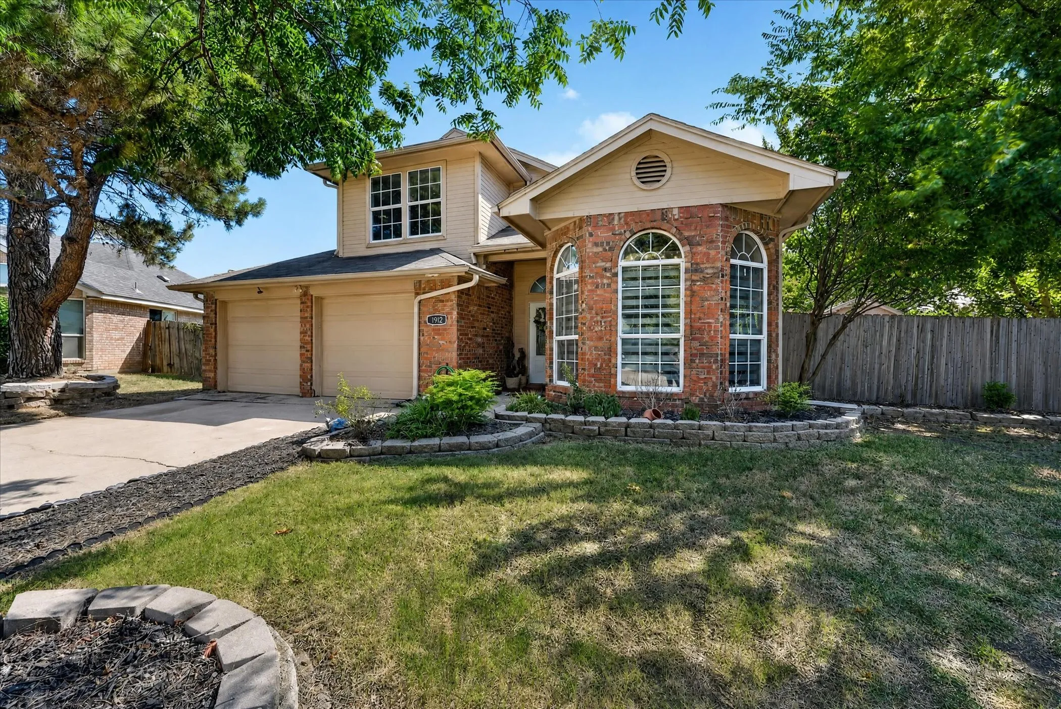 Single Family Residence For Sale in Tarrant County , 1912 Stallion Court, Keller, Texas 76248, 3 Bedroom, 3 Bathroom, 2 Garage spaces, 1,629 Sqft, built in 1995, mls#21344280, Real Estate Agent in Keller, Homes For Sale in Tarrant county, Homes For Sale in Keller, Realtor in Keller Texas, Real Estate Brokerage Independent Realty Texas, Luminita Cordes Realtor