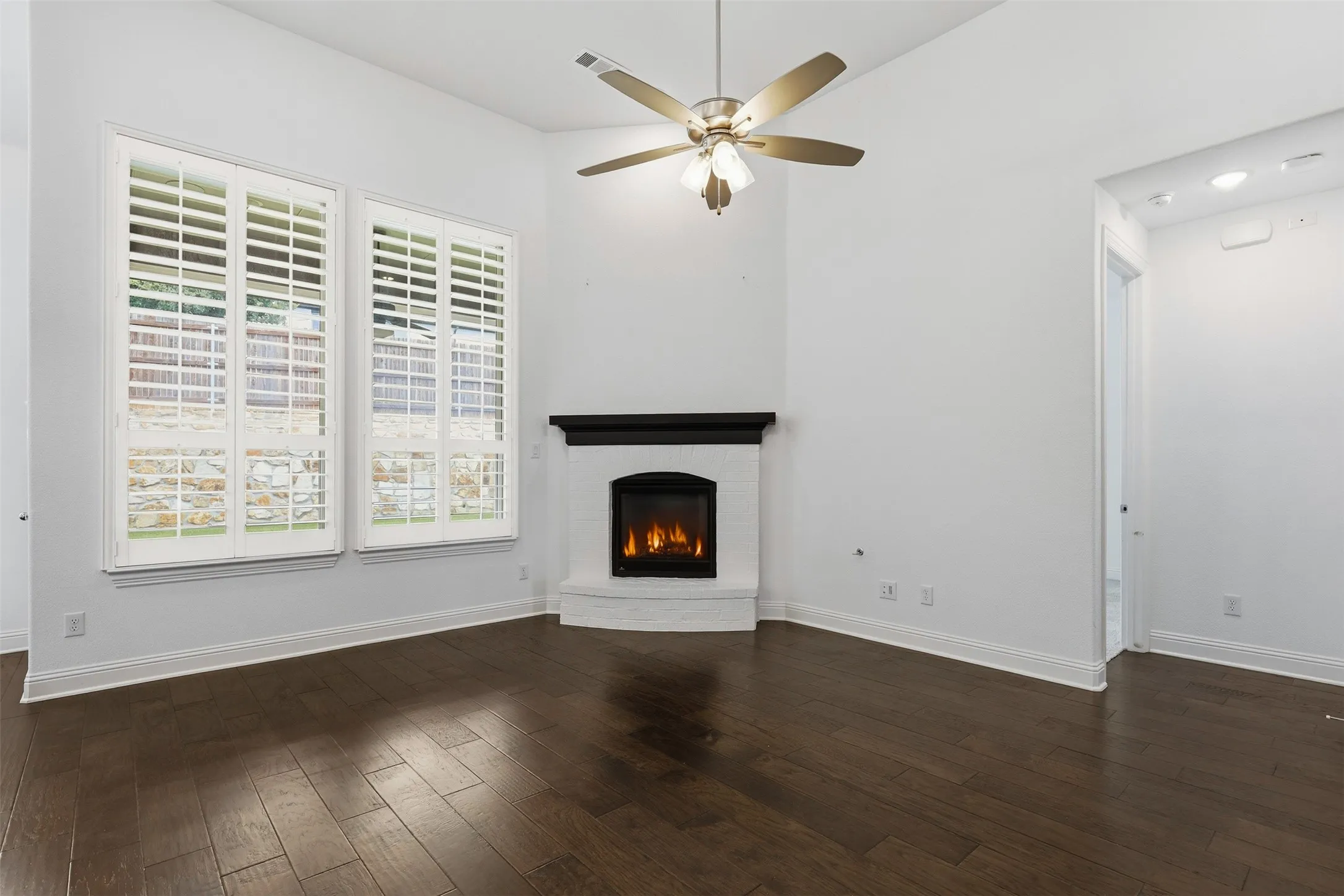 Single Family Residence For Sale in Tarrant County , 6028 Firefox Lane, Fort Worth, Texas 76123, 4 Bedroom, 3 Bathroom, 2 Garage spaces, 2,209 Sqft, built in 2020, mls#21343248, Real Estate Agent in Fort Worth, Homes For Sale in Tarrant county, Homes For Sale in Fort Worth, Realtor in Fort Worth Texas, Real Estate Brokerage Independent Realty Texas, Luminita Cordes Realtor