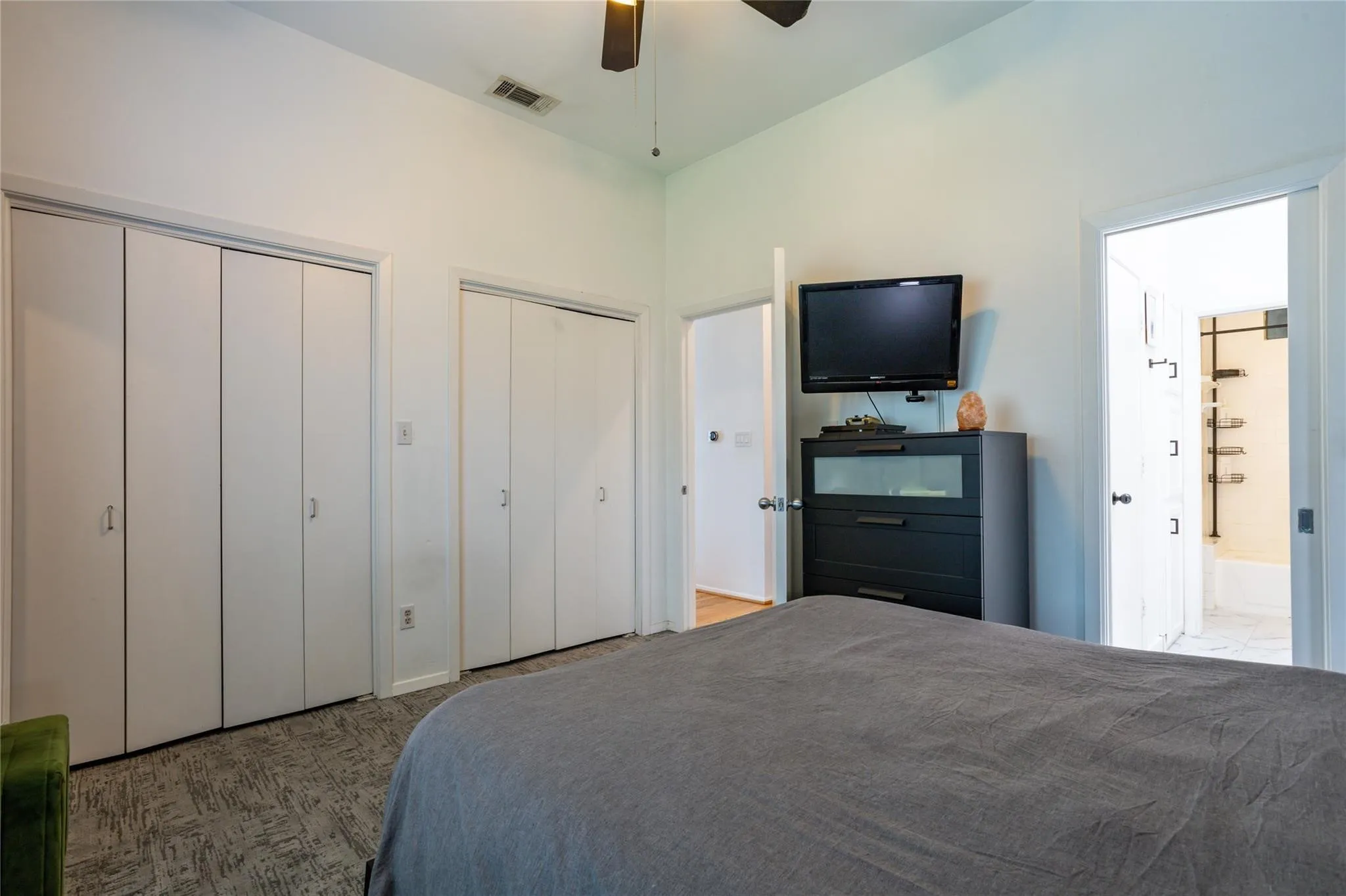 Condominium For Sale in Dallas County , 4030 Holland Avenue 8, Dallas, Texas 75219, 1 Bedroom, 1 Bathroom, Garage spaces, 852 Sqft, built in 1983, mls#21344281, Real Estate Agent in Dallas, Homes For Sale in Dallas county, Homes For Sale in Dallas, Realtor in Dallas Texas, Real Estate Brokerage Independent Realty Texas, Luminita Cordes Realtor