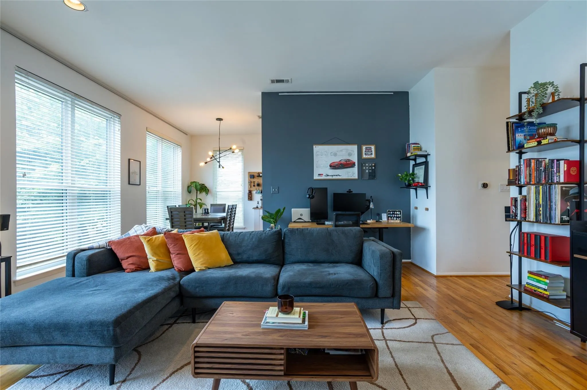 Condominium For Sale in Dallas County , 4030 Holland Avenue 8, Dallas, Texas 75219, 1 Bedroom, 1 Bathroom, Garage spaces, 852 Sqft, built in 1983, mls#21344281, Real Estate Agent in Dallas, Homes For Sale in Dallas county, Homes For Sale in Dallas, Realtor in Dallas Texas, Real Estate Brokerage Independent Realty Texas, Luminita Cordes Realtor