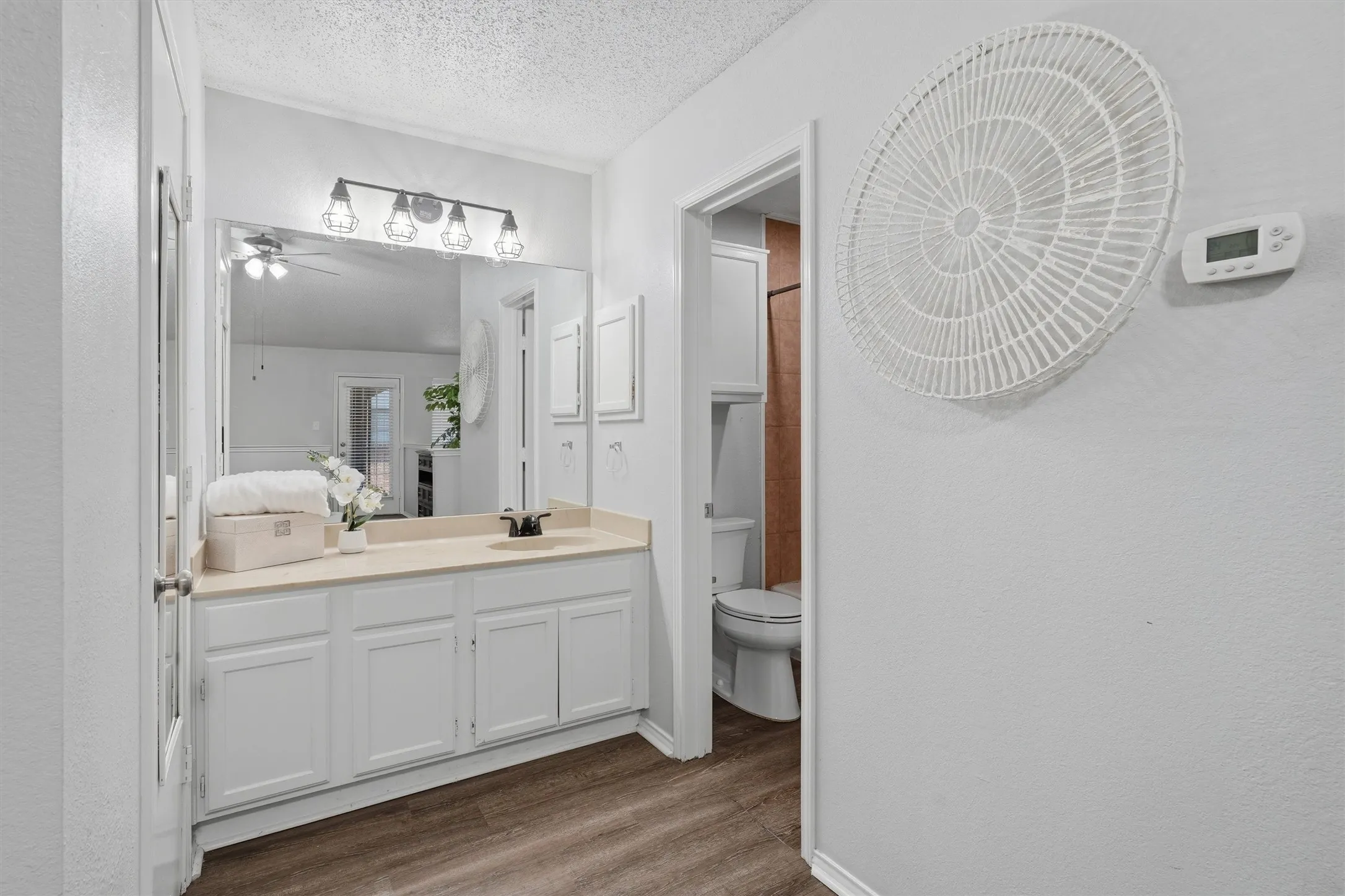 Condominium For Sale in Tarrant County , 3201 Donnelly Circle 309, Fort Worth, Texas 76107, 1 Bedroom, 2 Bathroom, Garage spaces, 936 Sqft, built in 1985, mls#21344040, Real Estate Agent in Fort Worth, Homes For Sale in Tarrant county, Homes For Sale in Fort Worth, Realtor in Fort Worth Texas, Real Estate Brokerage Independent Realty Texas, Luminita Cordes Realtor
