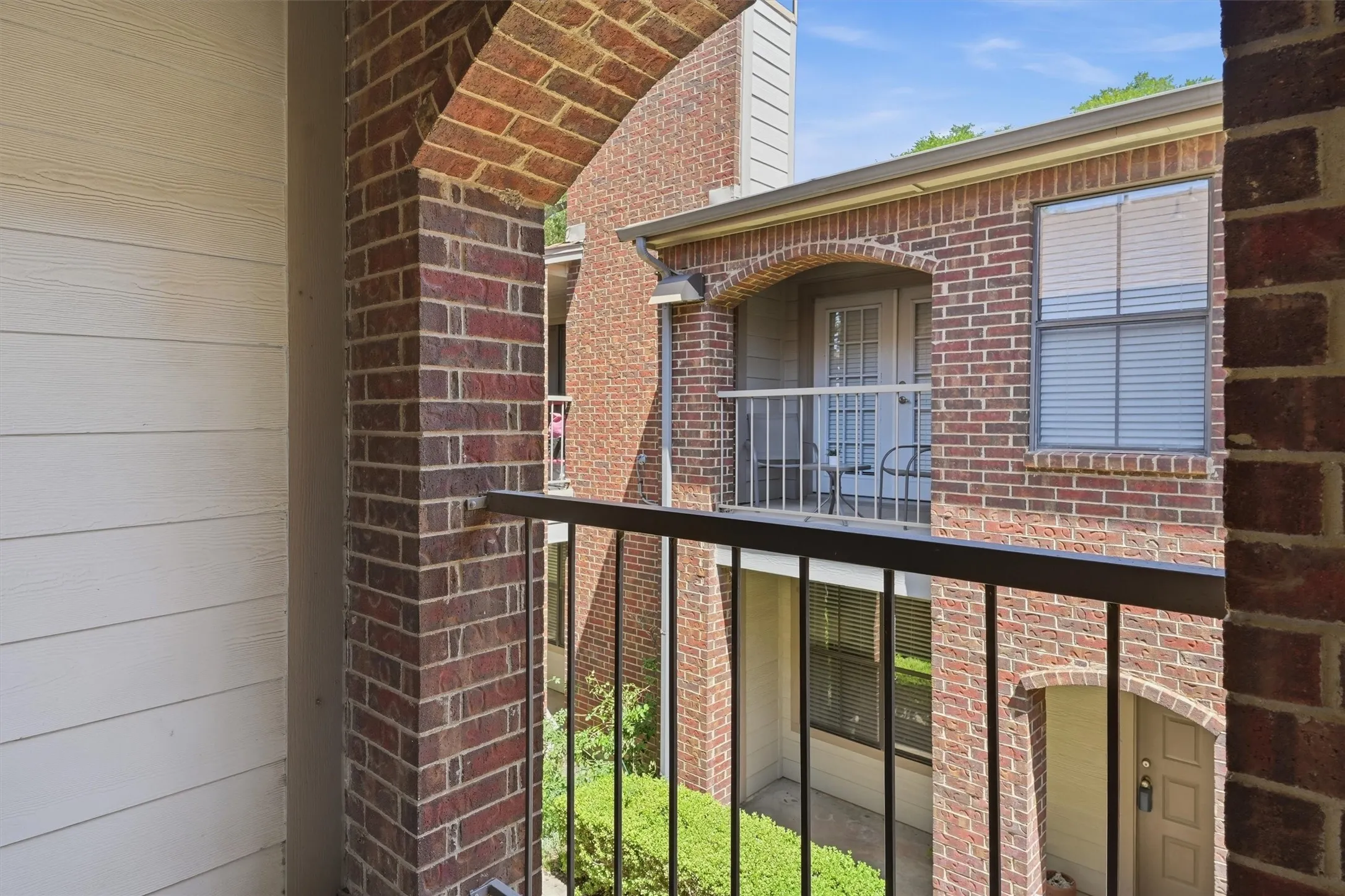 Condominium For Sale in Tarrant County , 3201 Donnelly Circle 309, Fort Worth, Texas 76107, 1 Bedroom, 2 Bathroom, Garage spaces, 936 Sqft, built in 1985, mls#21344040, Real Estate Agent in Fort Worth, Homes For Sale in Tarrant county, Homes For Sale in Fort Worth, Realtor in Fort Worth Texas, Real Estate Brokerage Independent Realty Texas, Luminita Cordes Realtor