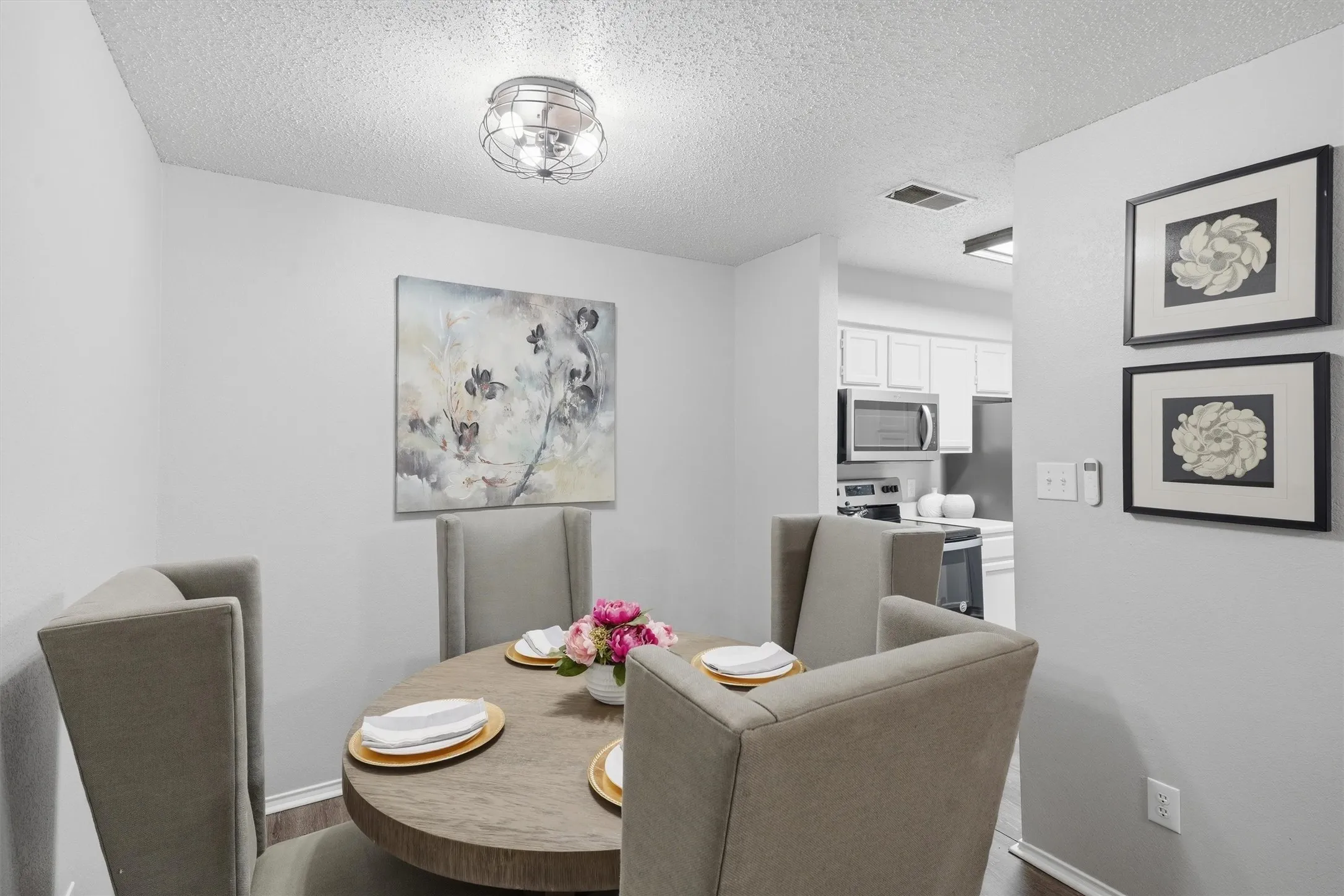 Condominium For Sale in Tarrant County , 3201 Donnelly Circle 309, Fort Worth, Texas 76107, 1 Bedroom, 2 Bathroom, Garage spaces, 936 Sqft, built in 1985, mls#21344040, Real Estate Agent in Fort Worth, Homes For Sale in Tarrant county, Homes For Sale in Fort Worth, Realtor in Fort Worth Texas, Real Estate Brokerage Independent Realty Texas, Luminita Cordes Realtor
