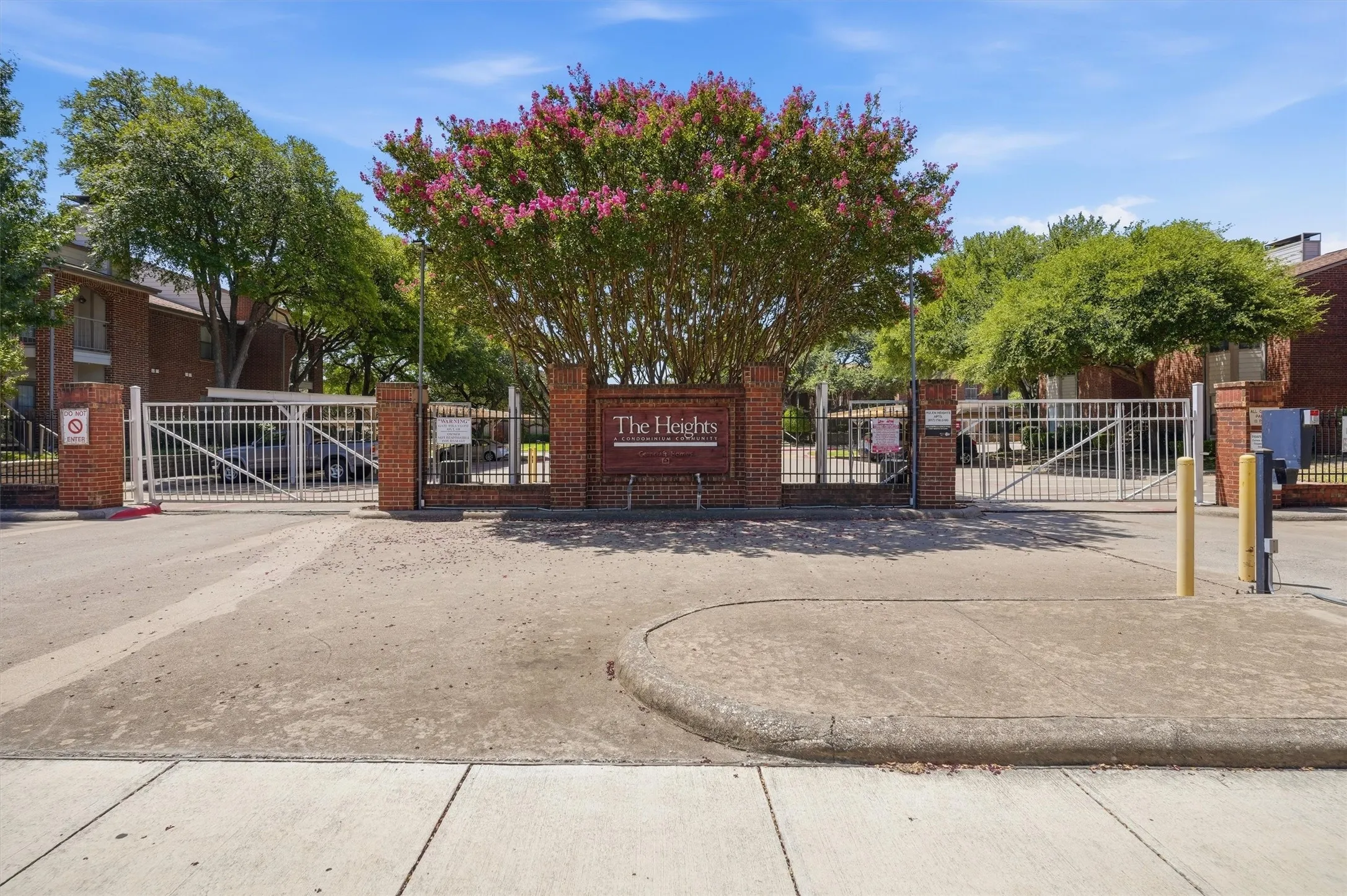 Condominium For Sale in Tarrant County , 3201 Donnelly Circle 309, Fort Worth, Texas 76107, 1 Bedroom, 2 Bathroom, Garage spaces, 936 Sqft, built in 1985, mls#21344040, Real Estate Agent in Fort Worth, Homes For Sale in Tarrant county, Homes For Sale in Fort Worth, Realtor in Fort Worth Texas, Real Estate Brokerage Independent Realty Texas, Luminita Cordes Realtor