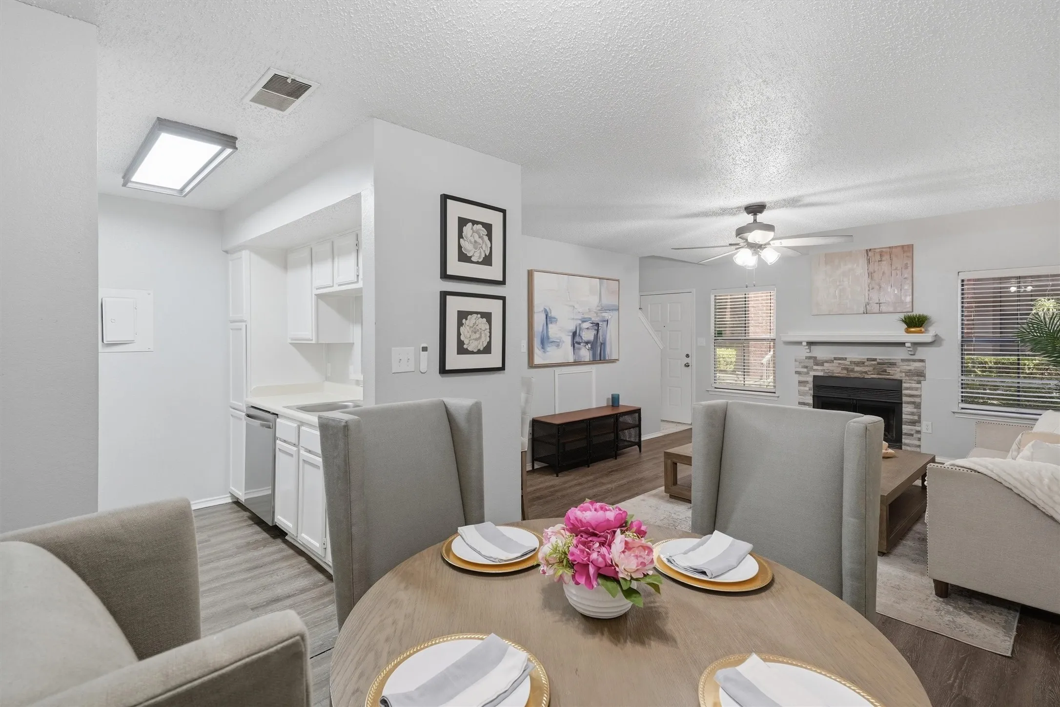 Condominium For Sale in Tarrant County , 3201 Donnelly Circle 309, Fort Worth, Texas 76107, 1 Bedroom, 2 Bathroom, Garage spaces, 936 Sqft, built in 1985, mls#21344040, Real Estate Agent in Fort Worth, Homes For Sale in Tarrant county, Homes For Sale in Fort Worth, Realtor in Fort Worth Texas, Real Estate Brokerage Independent Realty Texas, Luminita Cordes Realtor