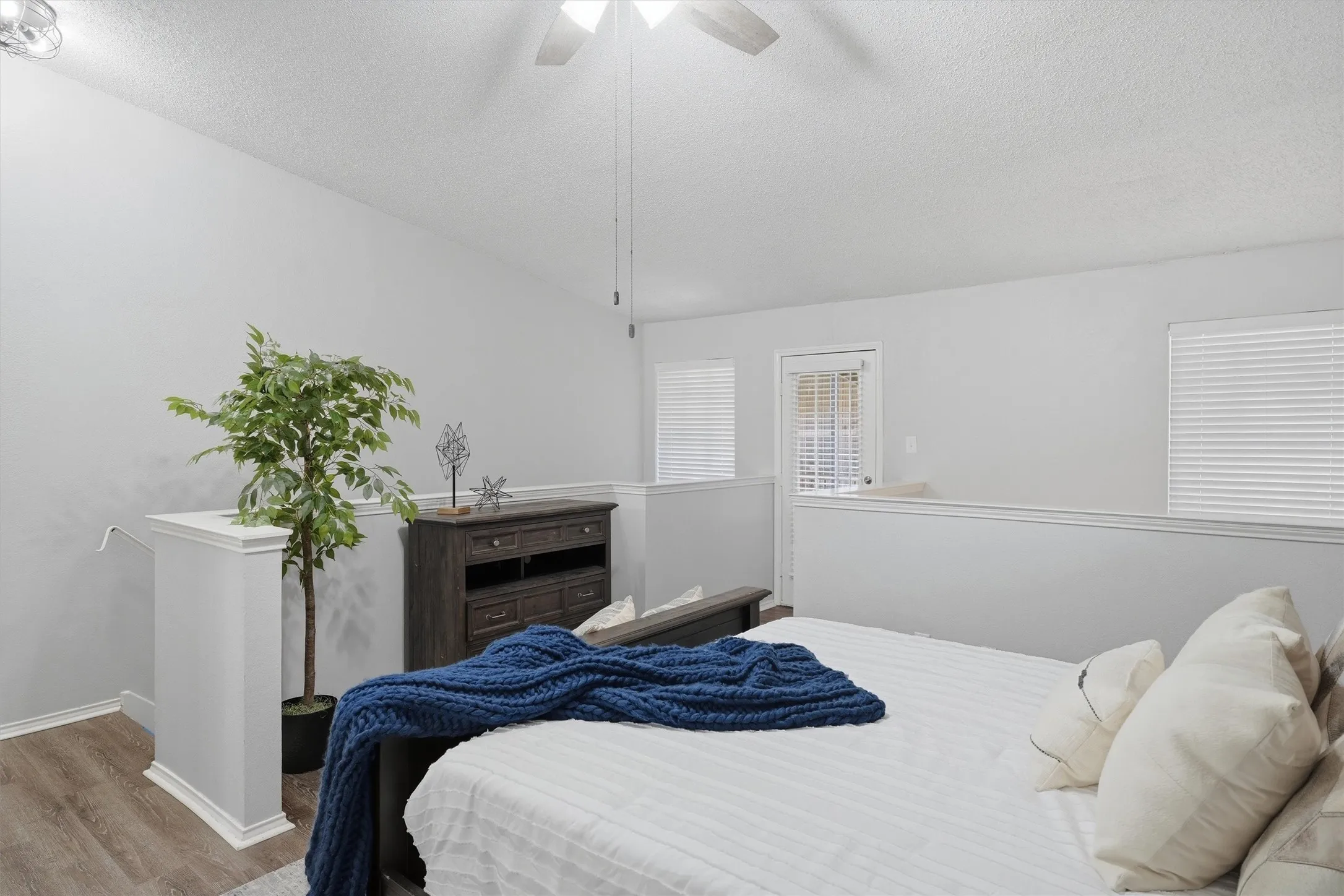 Condominium For Sale in Tarrant County , 3201 Donnelly Circle 309, Fort Worth, Texas 76107, 1 Bedroom, 2 Bathroom, Garage spaces, 936 Sqft, built in 1985, mls#21344040, Real Estate Agent in Fort Worth, Homes For Sale in Tarrant county, Homes For Sale in Fort Worth, Realtor in Fort Worth Texas, Real Estate Brokerage Independent Realty Texas, Luminita Cordes Realtor